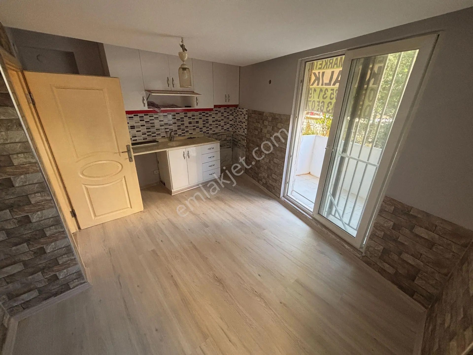 Cadde Ve Servis Güzergahı Yakını 1+1