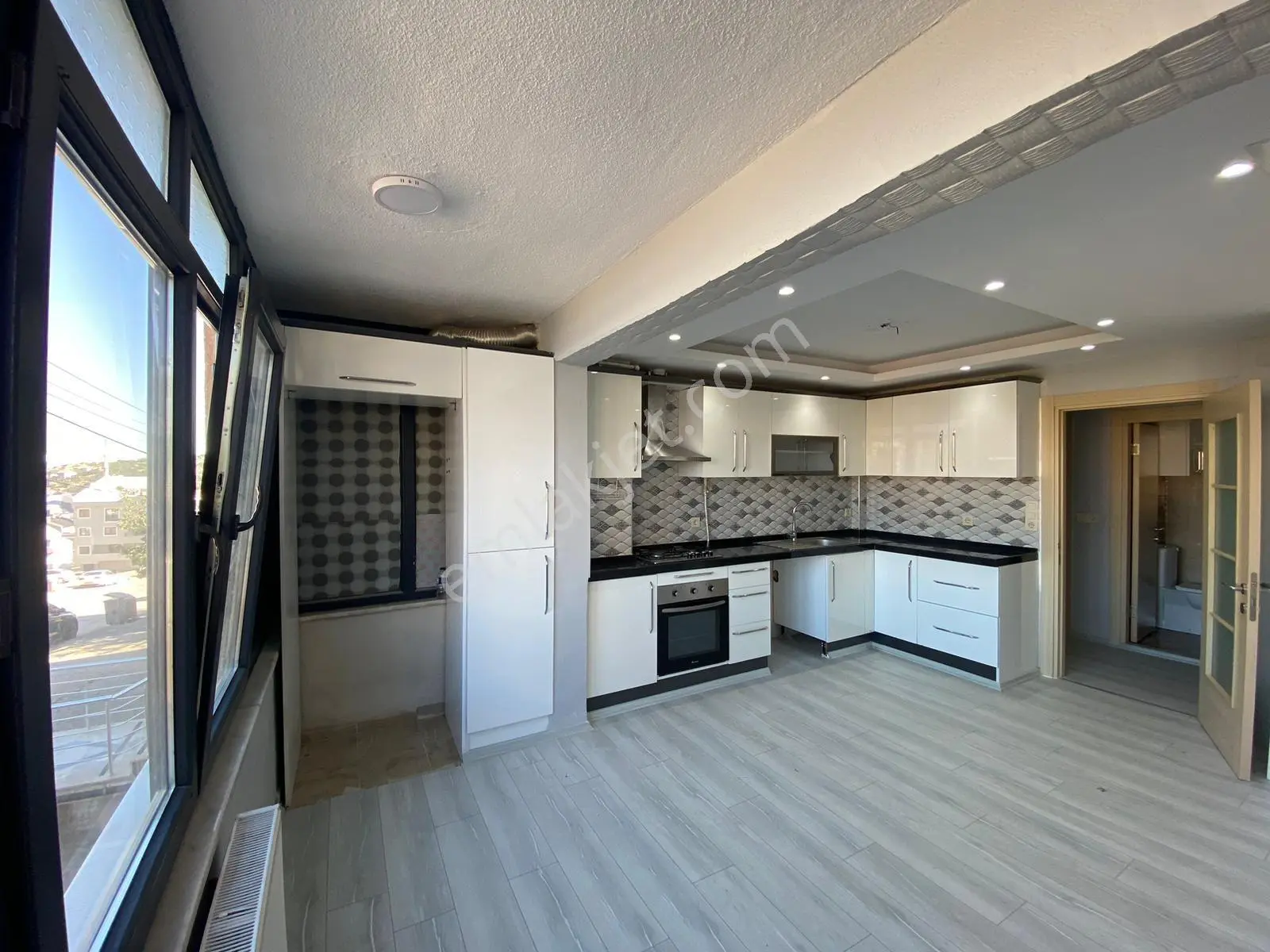 Re/max İnci'den Çakmak Caddesi Üzeri Satılık Geniş Ve Aydınlık 2+1 Daire - Görsel 3