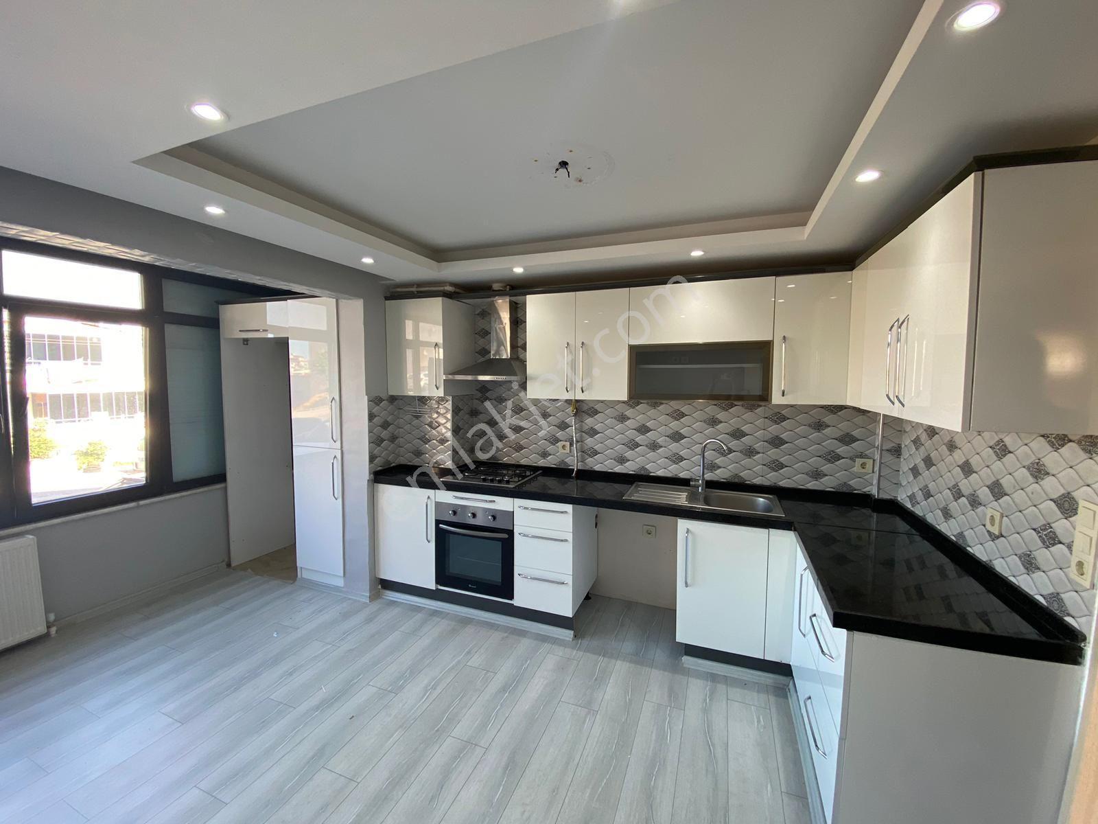Re/max İnci'den Çakmak Caddesi Üzeri Satılık Geniş Ve Aydınlık 2+1 Daire