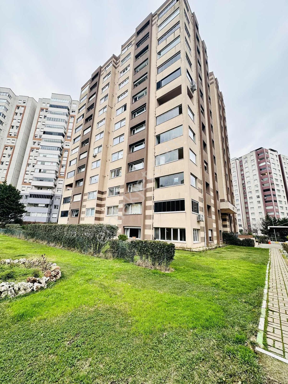 Parlamenterler Sitesi Kısa Katlı Blok Havuz Cepheli Masrafsız