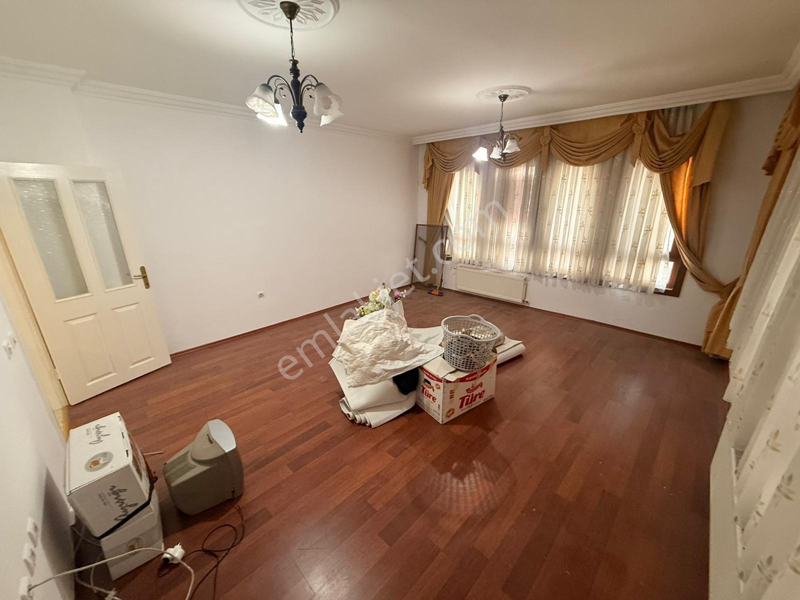 Keçiörende Kafkaslar Mah De Cadde Üstü Orta Katta Geniş Asansörlü3+1 Daire