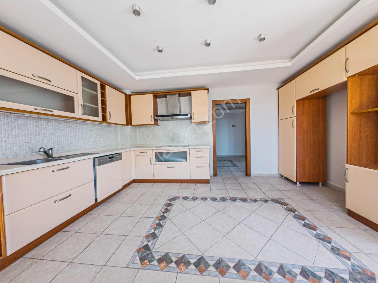 Berrin Kavcar'dan Fener'de Denize Sıfır Kiralık Daire - Görsel 24