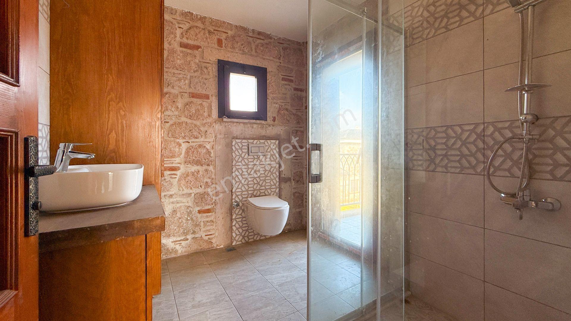 Cunda Adası’nda Satılık, Denize 100 Metre Mesafede Sıfır, Lüks, Taş Villa - Görsel 16