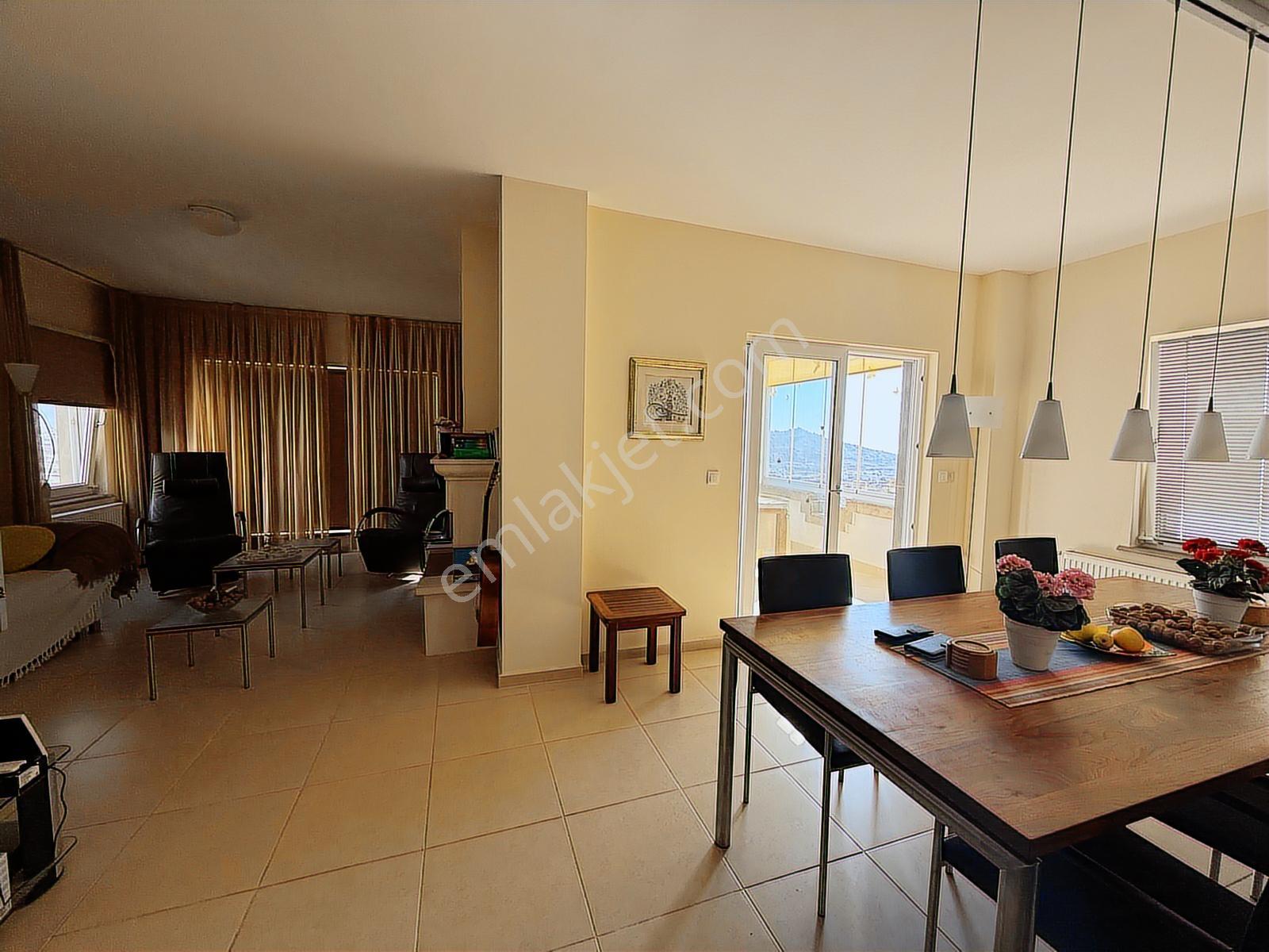 Gümüşlükte Satılık Triplex Bakımlı Ev Deniz Manzaralı Geniş Vila - Görsel 16