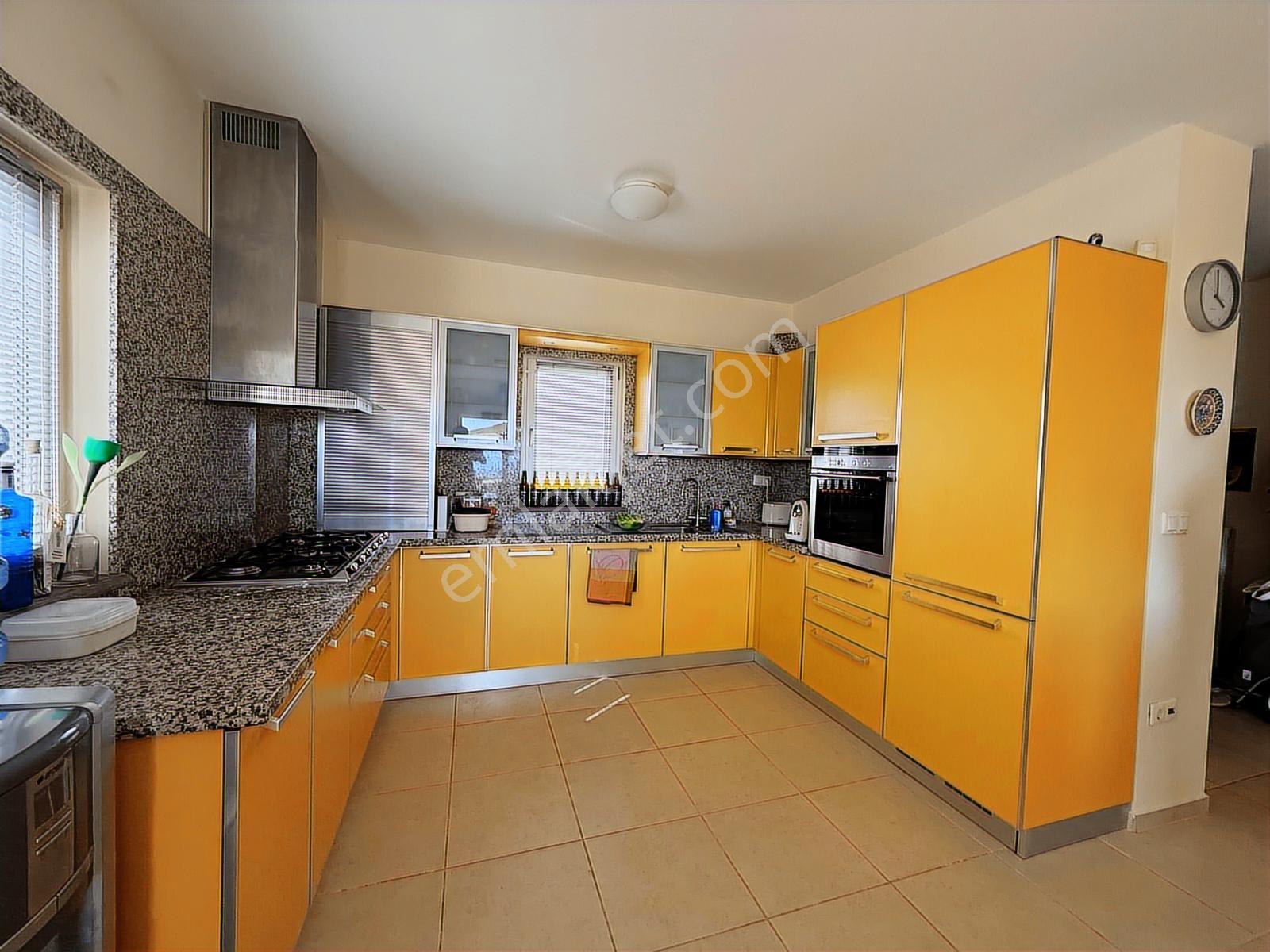 Gümüşlükte Satılık Triplex Bakımlı Ev Deniz Manzaralı Geniş Vila - Görsel 20