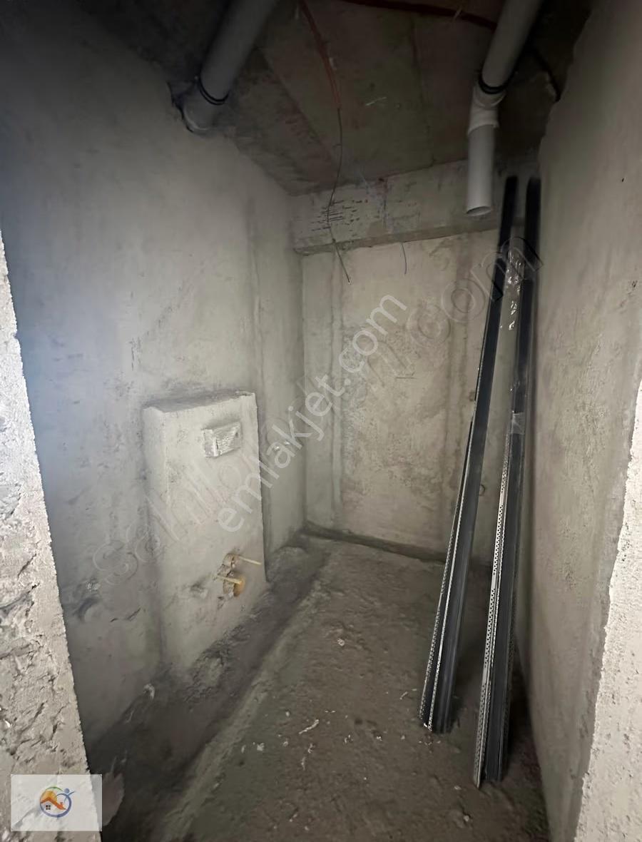 Veliefendi'de Satılık 2+1 Ara Katta Daire Köşe Başı Binada - Görsel 14