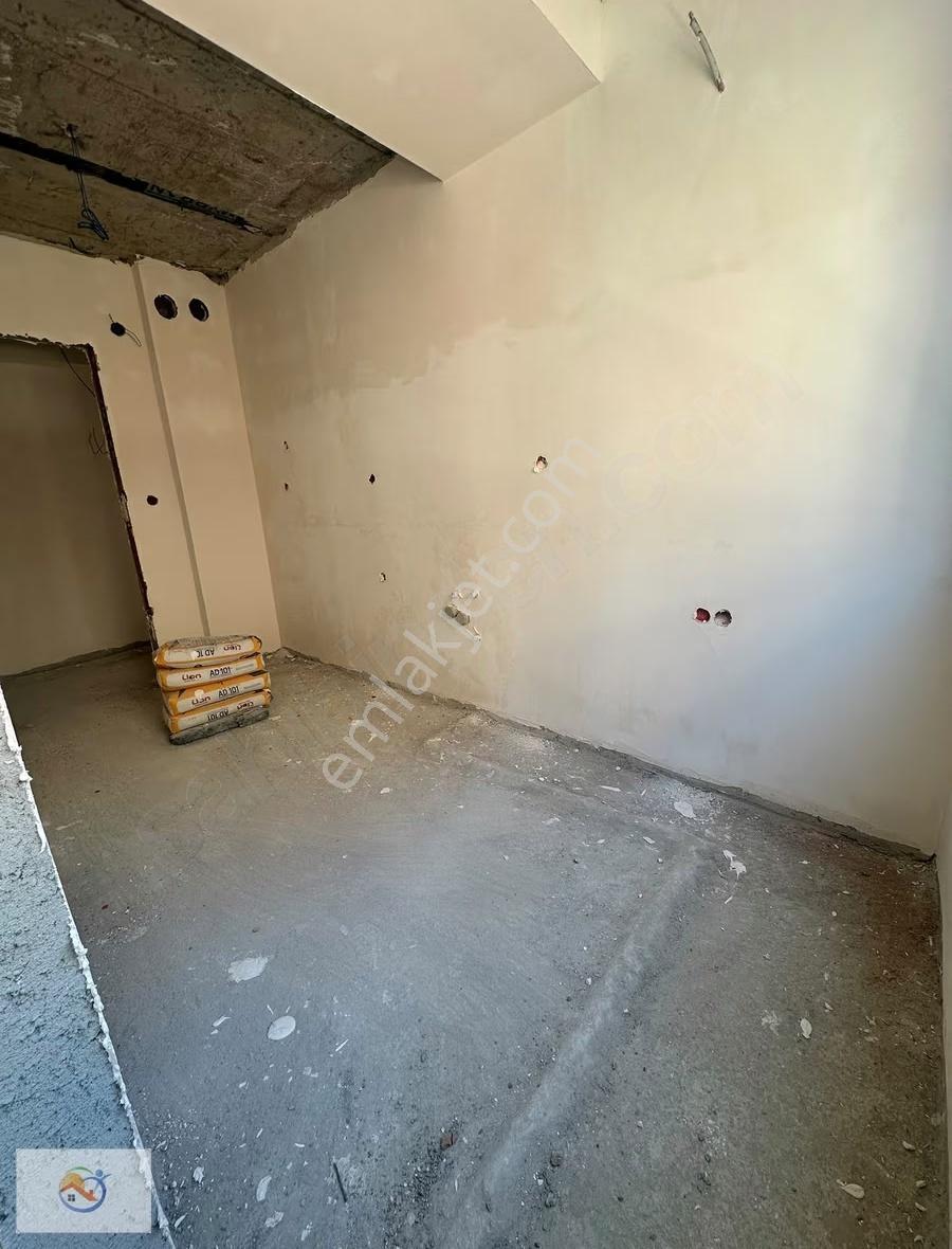 Veliefendi'de Satılık 2+1 Ara Katta Daire Köşe Başı Binada - Görsel 12