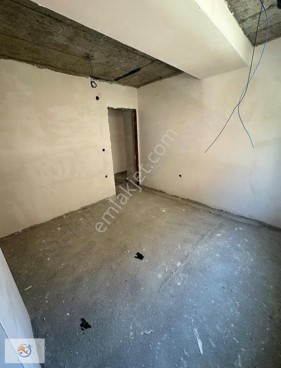 Veliefendi'de Satılık 2+1 Ara Katta Daire Köşe Başı Binada - Görsel 6