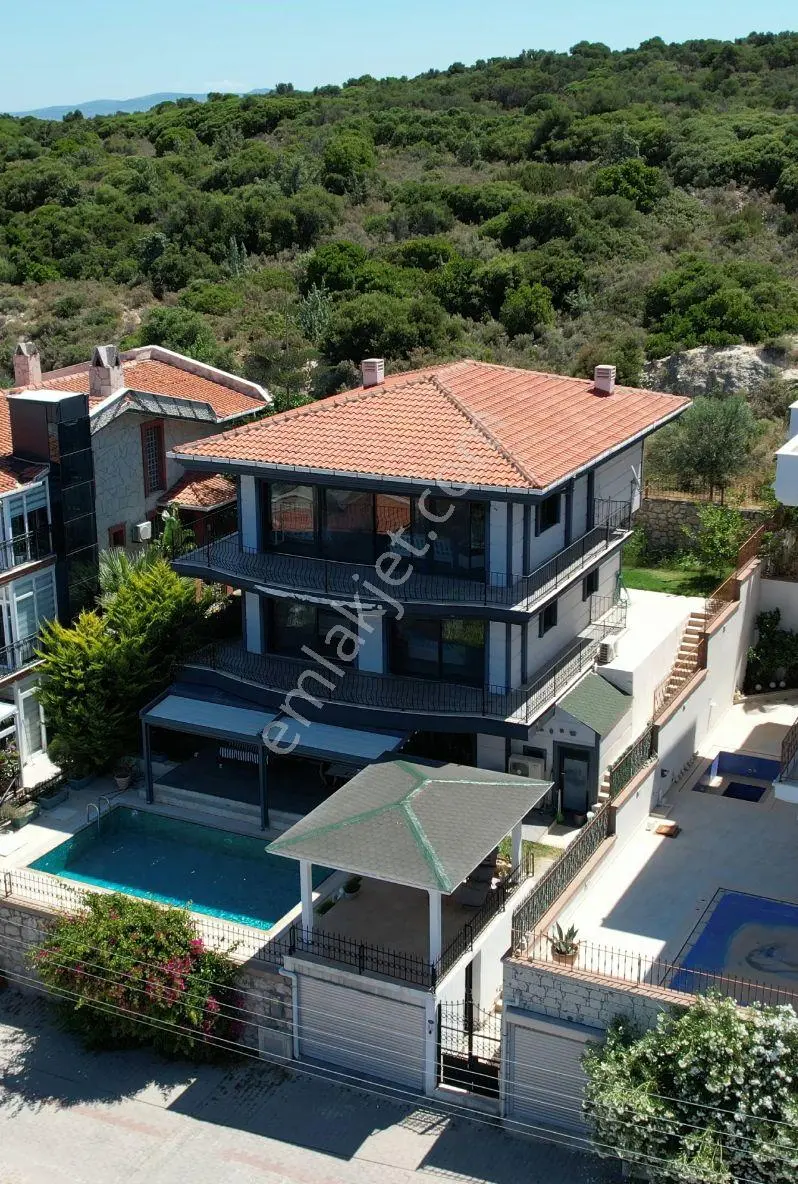 Çeşme Paşalimanı Deniz Manzaralı Havuzlu Müstakil Villa