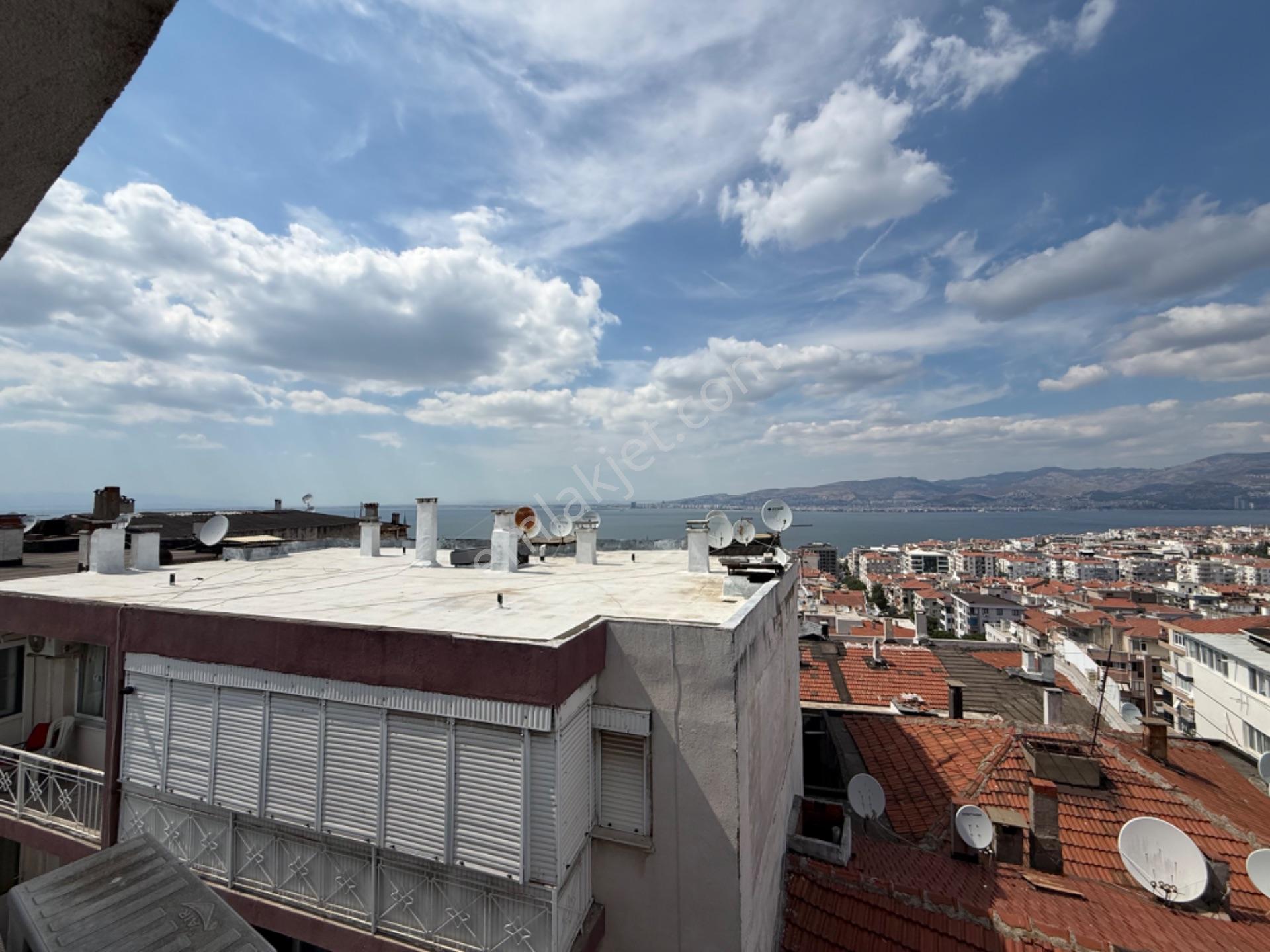 Karabağlar Vatan Mahallesi’nde Full Deniz Manzaralı 3+1 | 120 M² | Balkonlu Kapalı Mutfak - Görsel 2