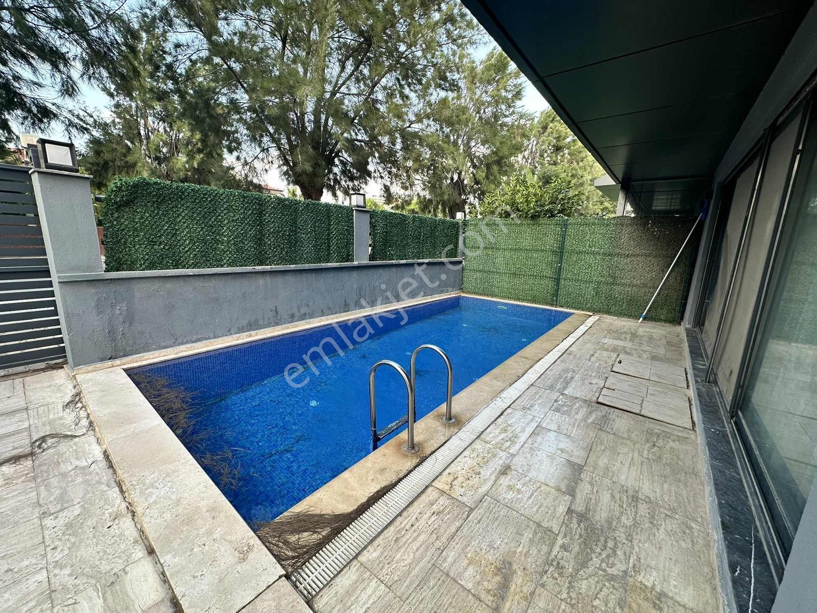 Turpa Balçovadan Urlada 5+1 Müstakil Havuzlu Satılık Villa - Görsel 24