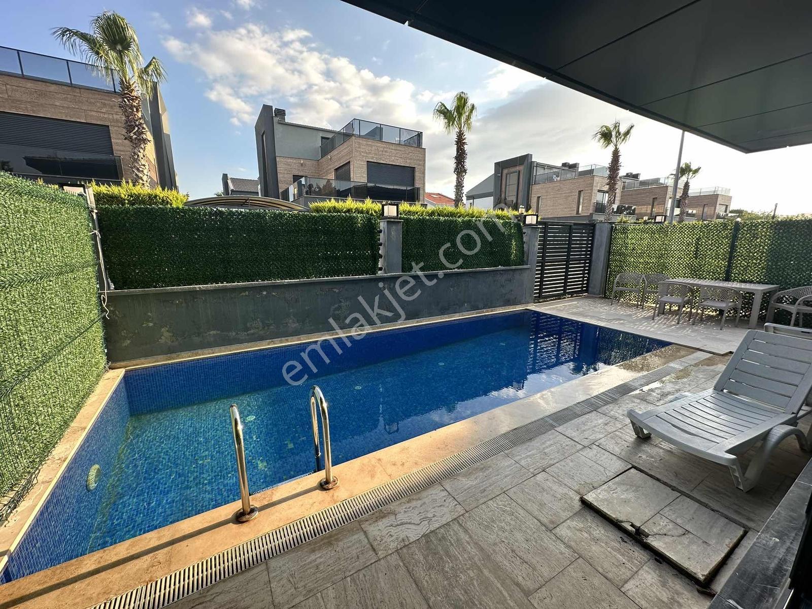 Turpa Balçovadan Urlada 5+1 Müstakil Havuzlu Satılık Villa - Görsel 12