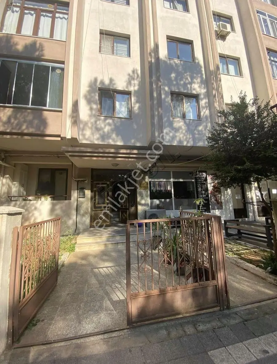 Emirbeyazıt'ta Stadyum Altında Satılık 3+1 Daire