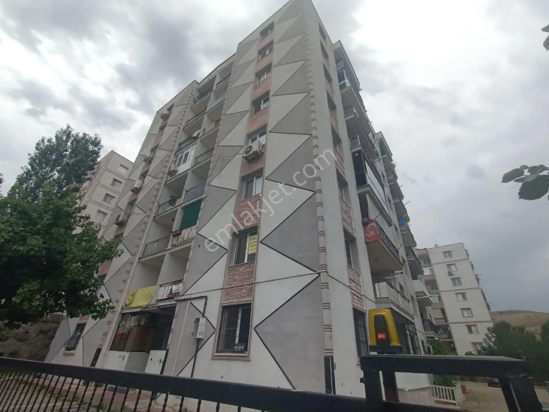 Harmandalı'da Satılık 3+1 Köşe Daire, Site İçinde, Çift Balkonlu - Görsel 2