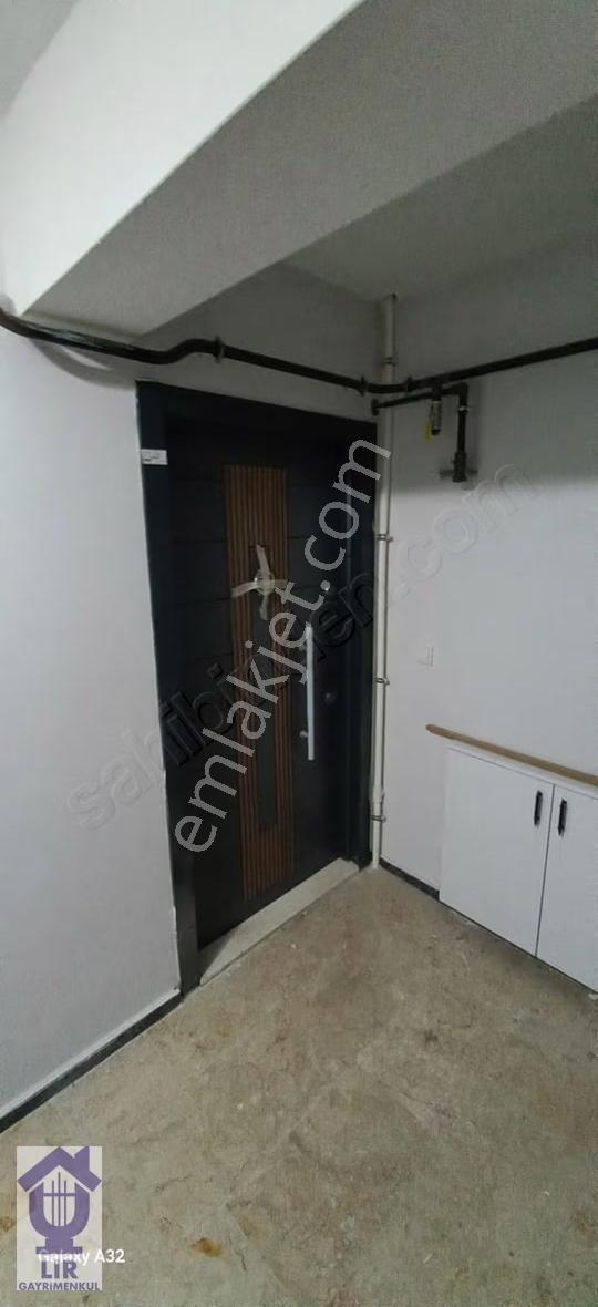 Lir Den Sarılar Yolun Da Balkonlu Satılık1+1 Daire - Görsel 29