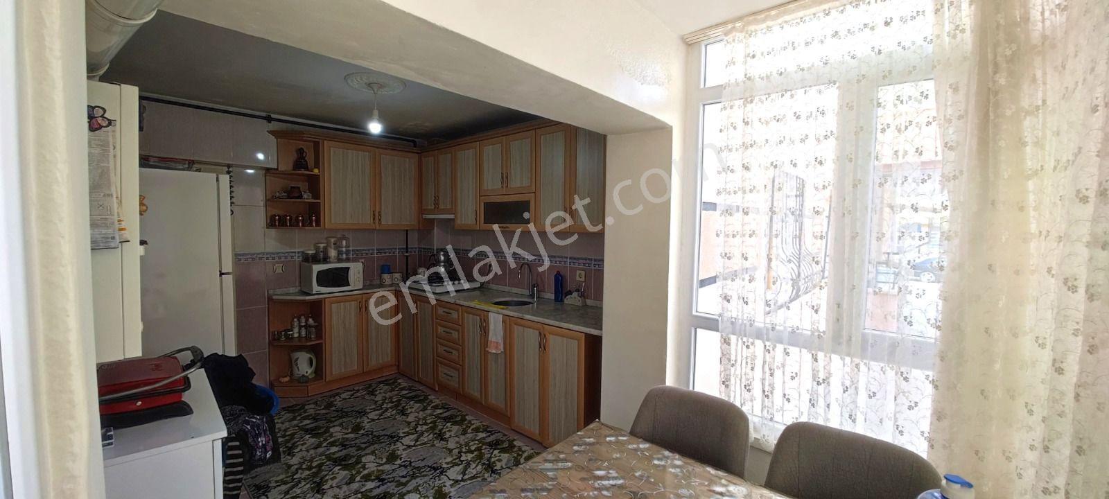 Yılmaz Gayrimenkul'den Ful Yapılı Masrafsız Genış 14 Yıllık Satılık 3+1 Daıre
