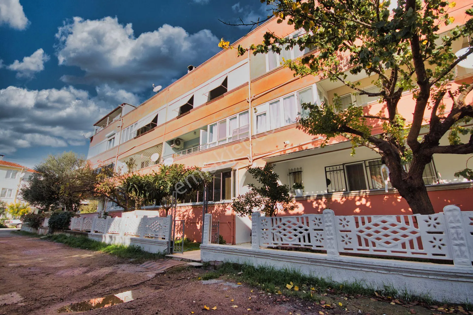 Aktif'ten Akçay Merkez'de Satılık Müstakil Tadında Ön Cephe Cam Balkonlu 3+1 Daire