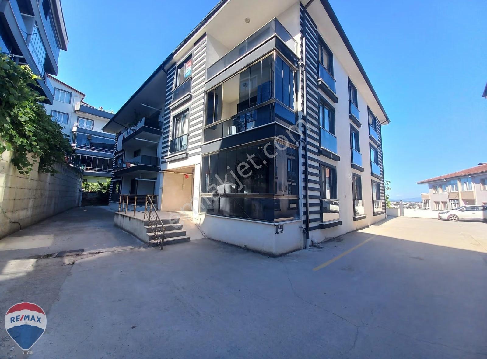 Remax Mavi-istiklal Fırtına Sit Nezih Aile Apt.geniş Yüksekgiriş - Görsel 32