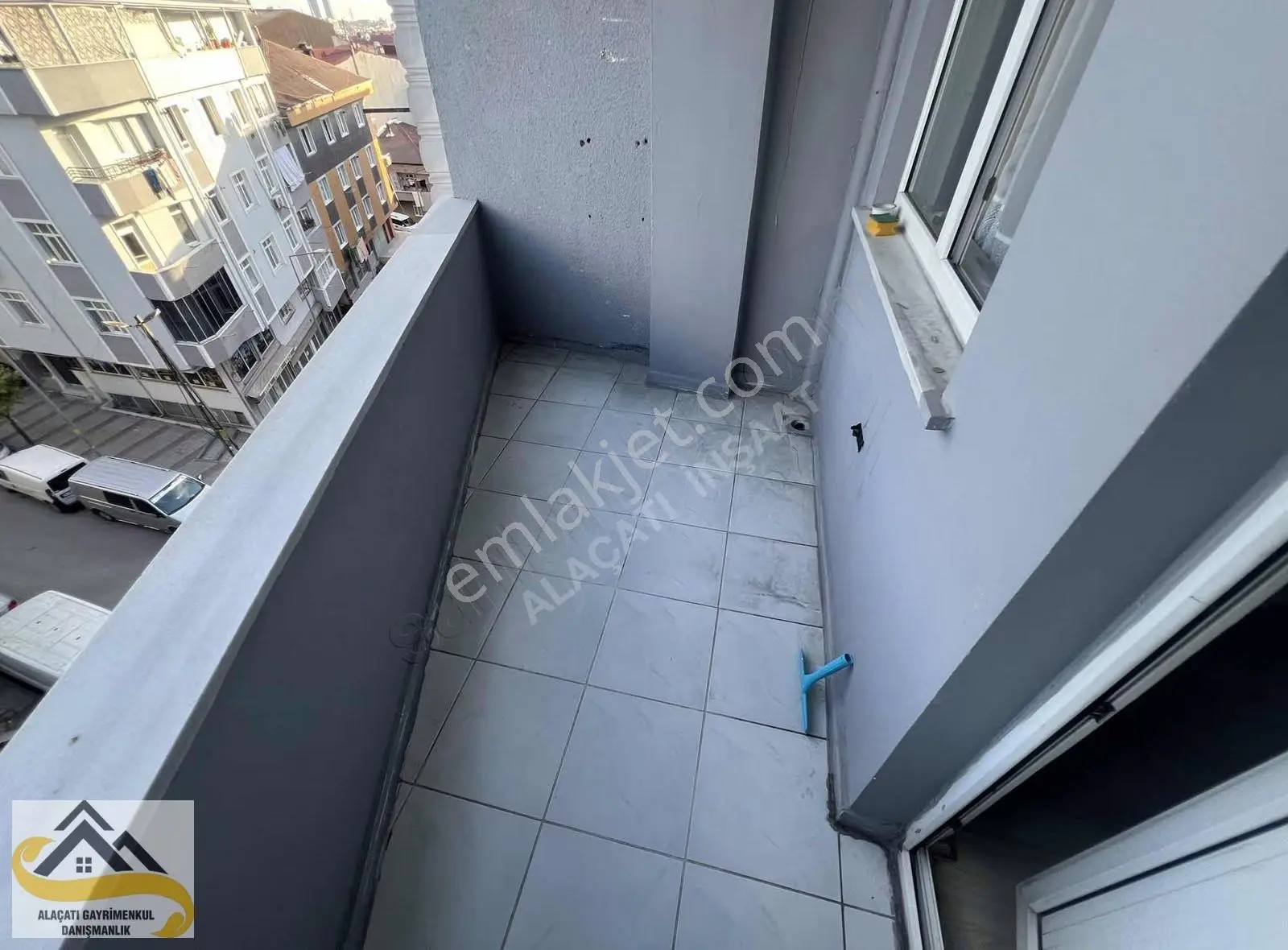 Alaçatı Dan Köşe Başı Bina Çift Cephe Kiralık 3.kat Daire 2+1 - Görsel 5