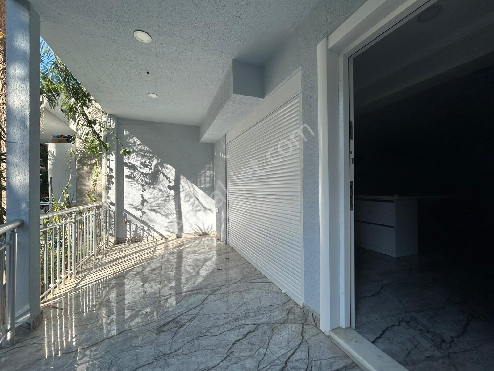 Alanya Konaklıda Denize Sıfır Site İçinde Satılık Lüks 4+1 Villa - Görsel 24