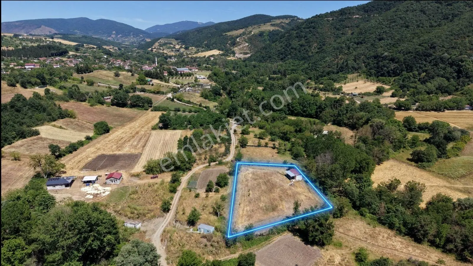 Avcıköy'de 3536m2 Satılık Arazi - İçinde Belediye Beyanlı Ev