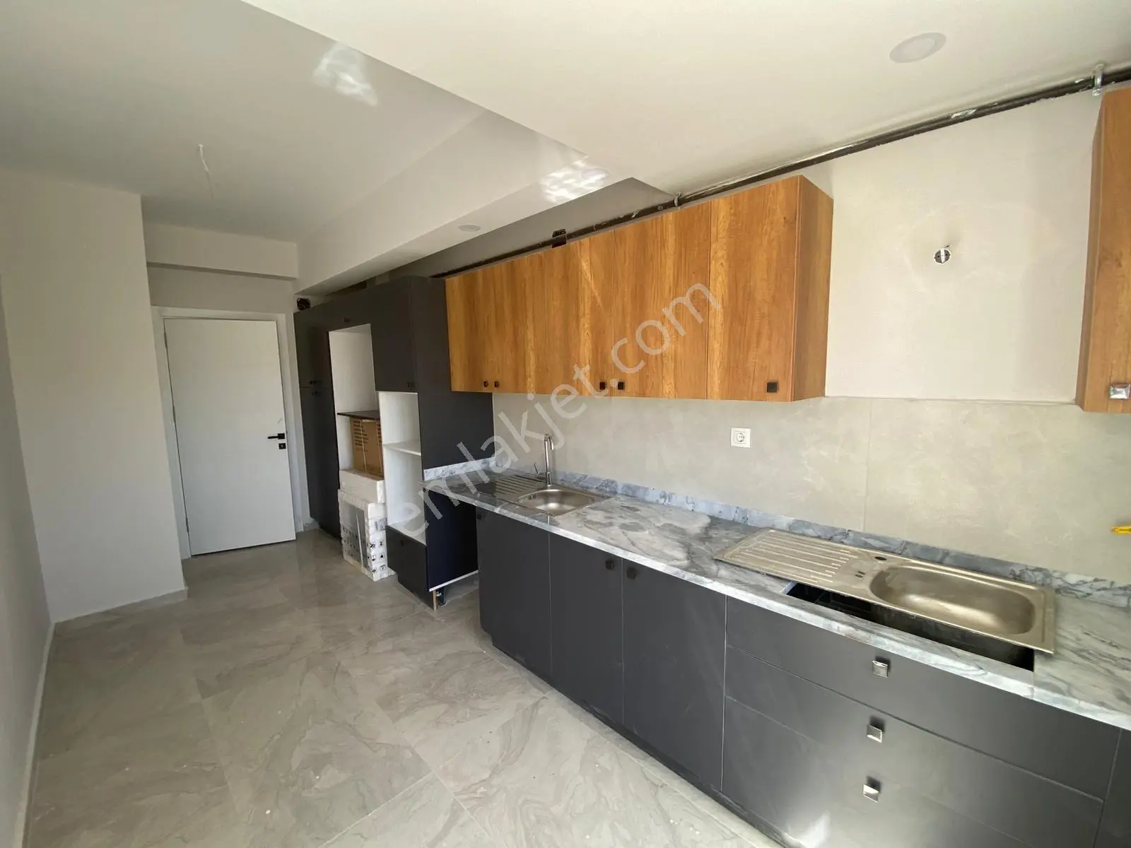 Kabasakalda Site İçerisinde 9 Katlı Binada Sıfır 3+1 Çiftbanyo Uygun Fiyatlı Geniş Kapalı Mutfaklı - Görsel 3