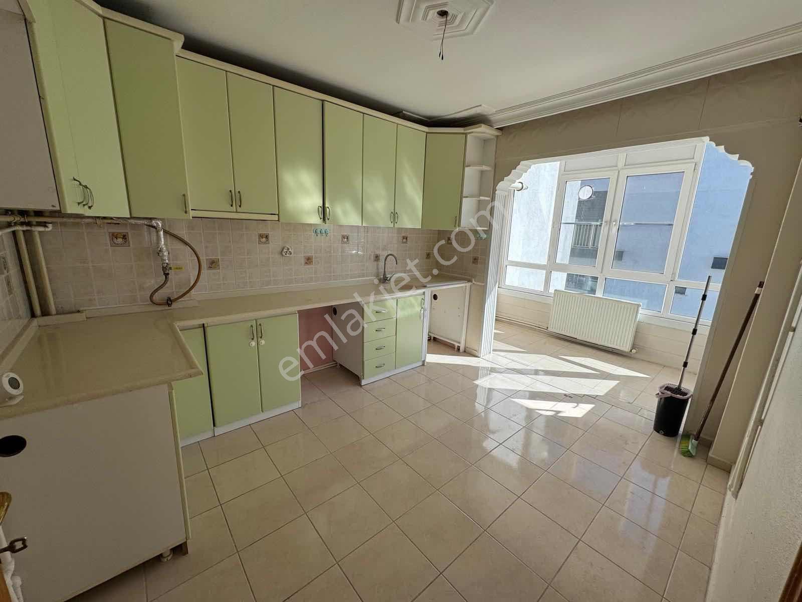 Paşaalanı Mahallesi Merkezi Konumda Kiralık 3+1 Daire - Görsel 7