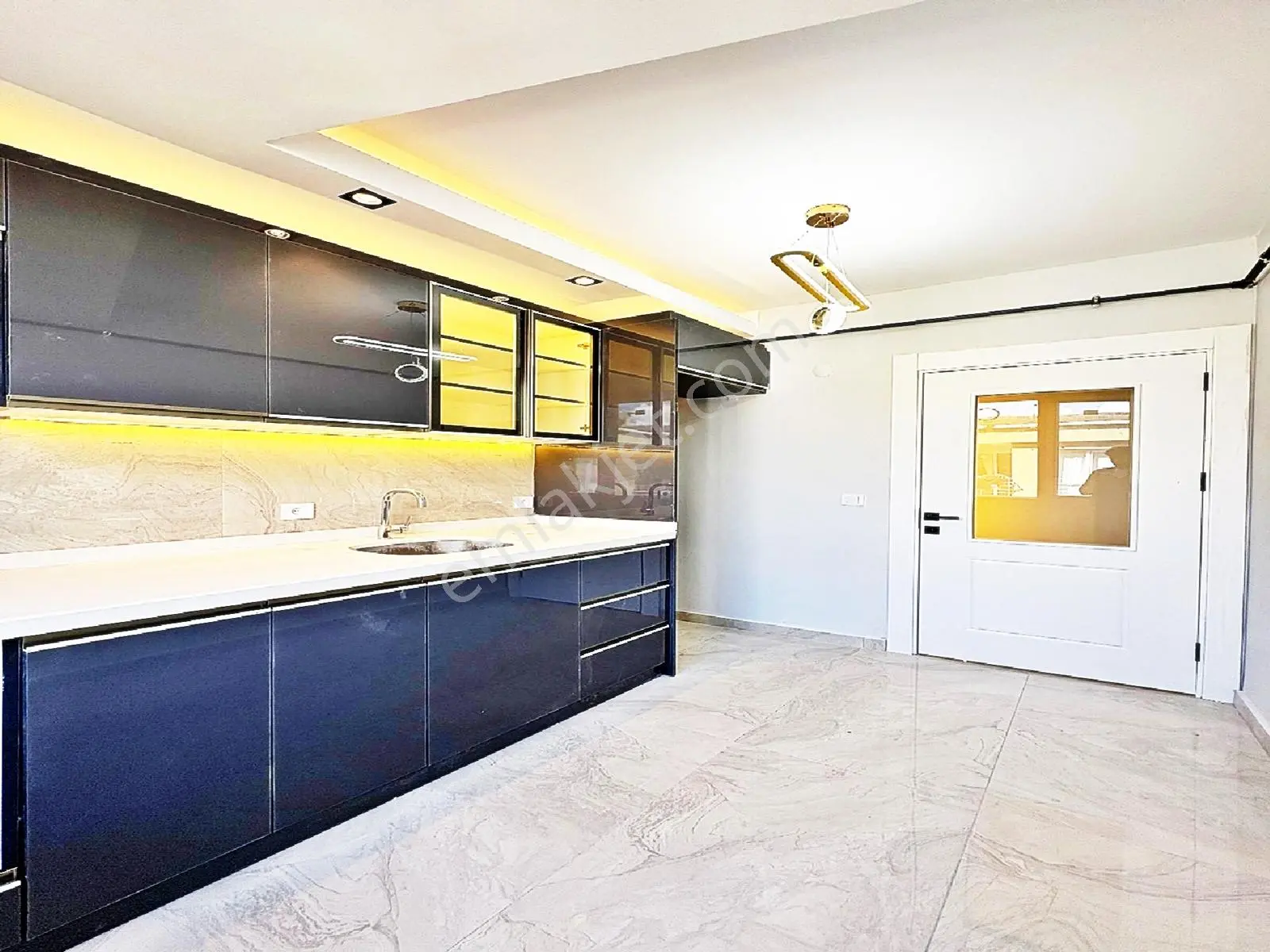 571 Yapı'dan Merkezi Konumda Cadde Üzeri Metro Projesine Yakın