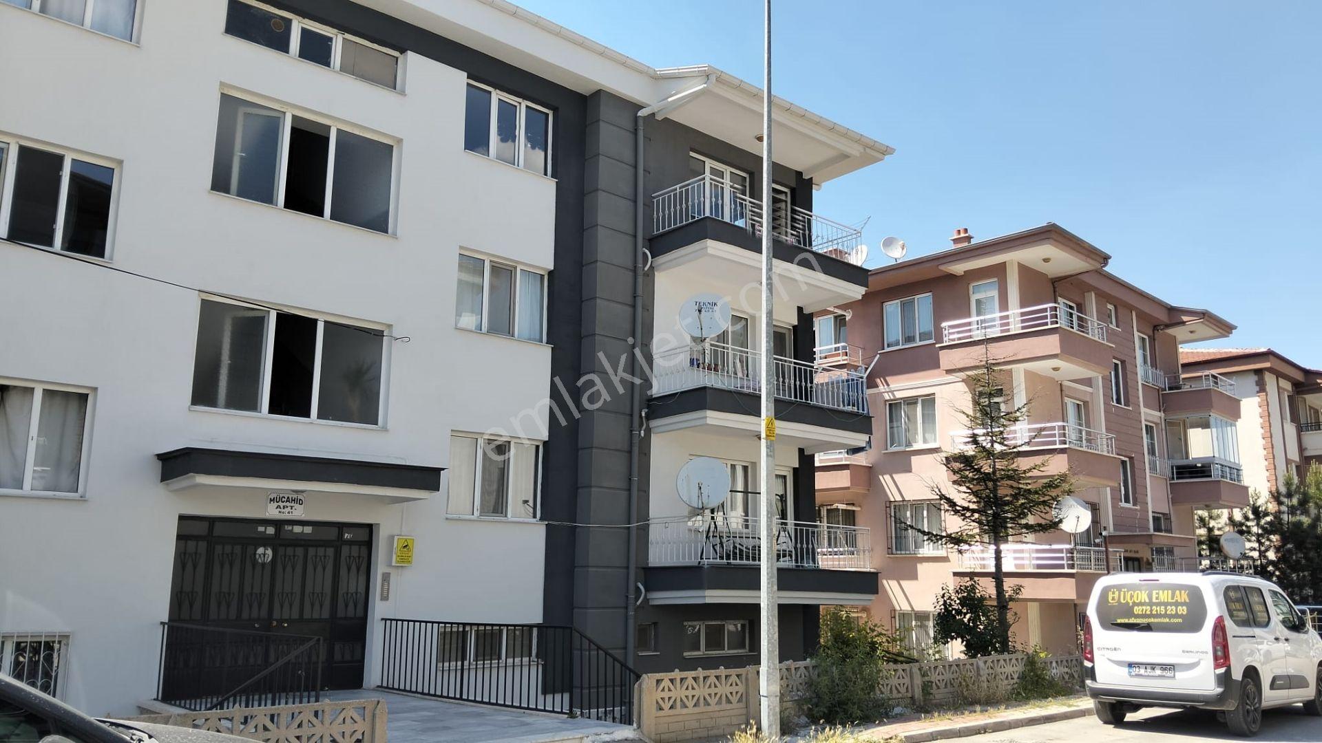 * Afyon Üçok Emlaktan Nazmi Saatçi Mah 3+1 110m² Temiz Bakımlı Kiralık Daire *