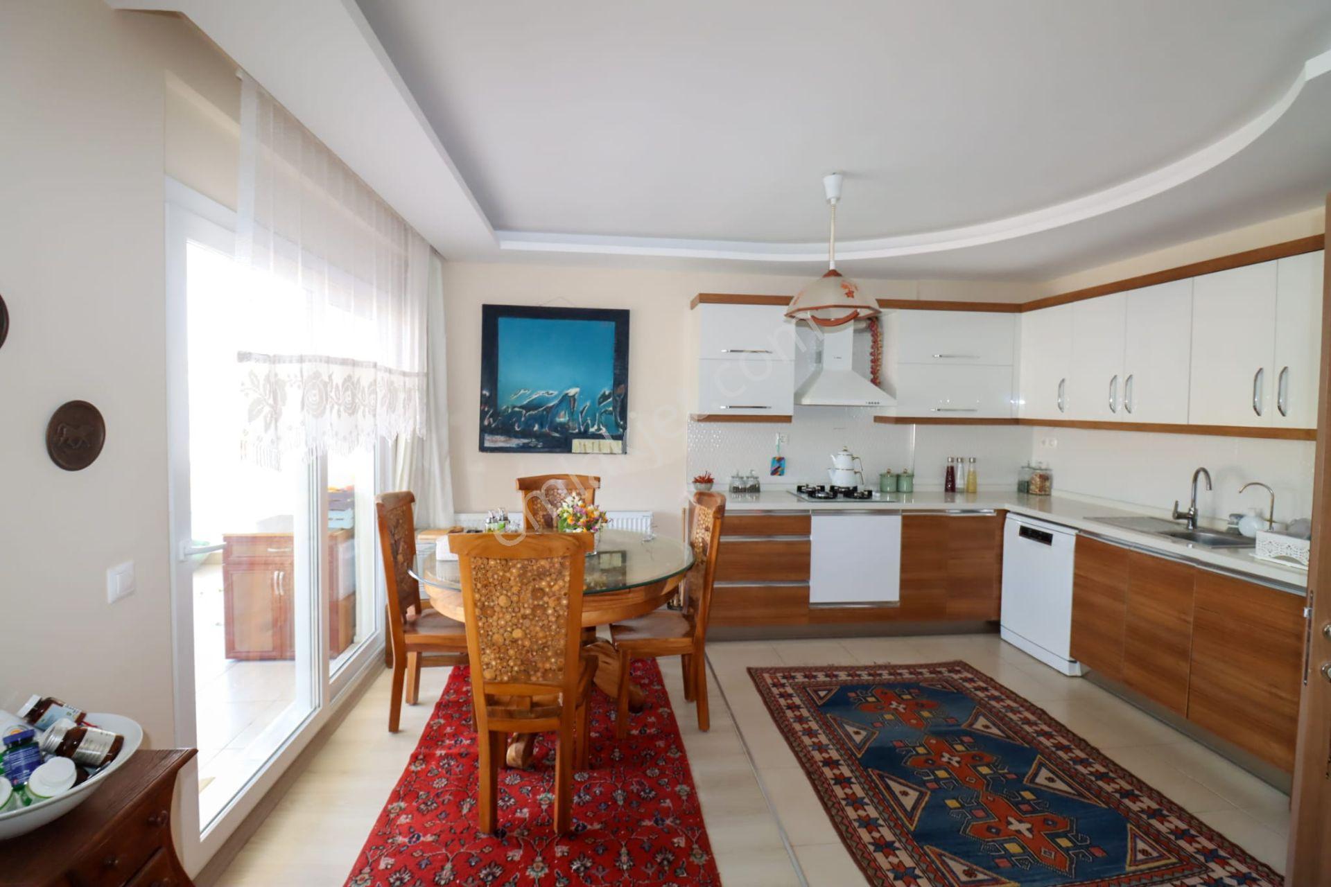 Kuşadası Otogar Bölgesinde Satılık, Caddede, Kısmi Deniz Manzaralı Büyük Çatı Dubleks - Görsel 5