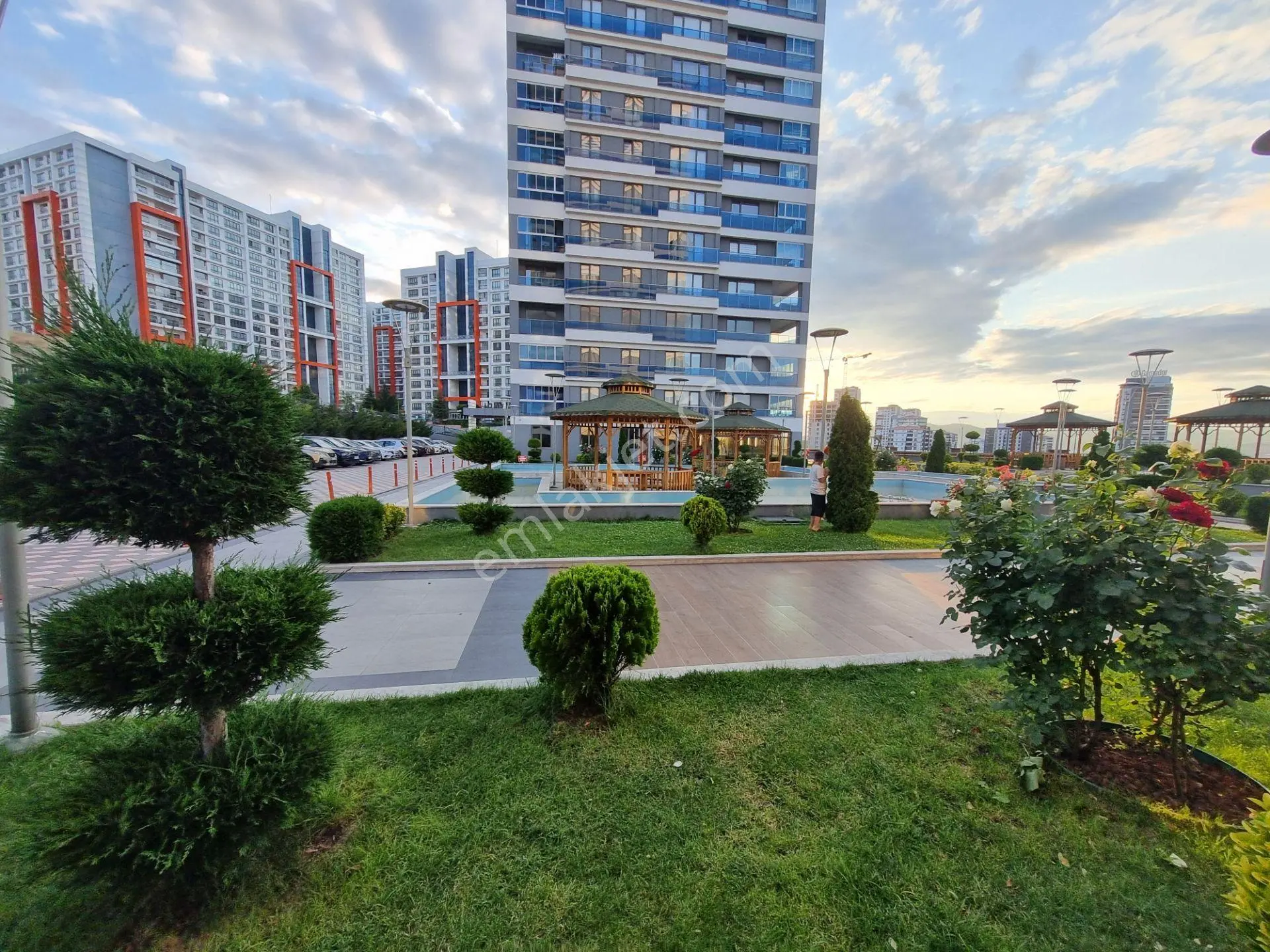 7/24 Güvenlikli -lüks Yapılı- Geniş Peyzajlı -site Dairesi 4+1.