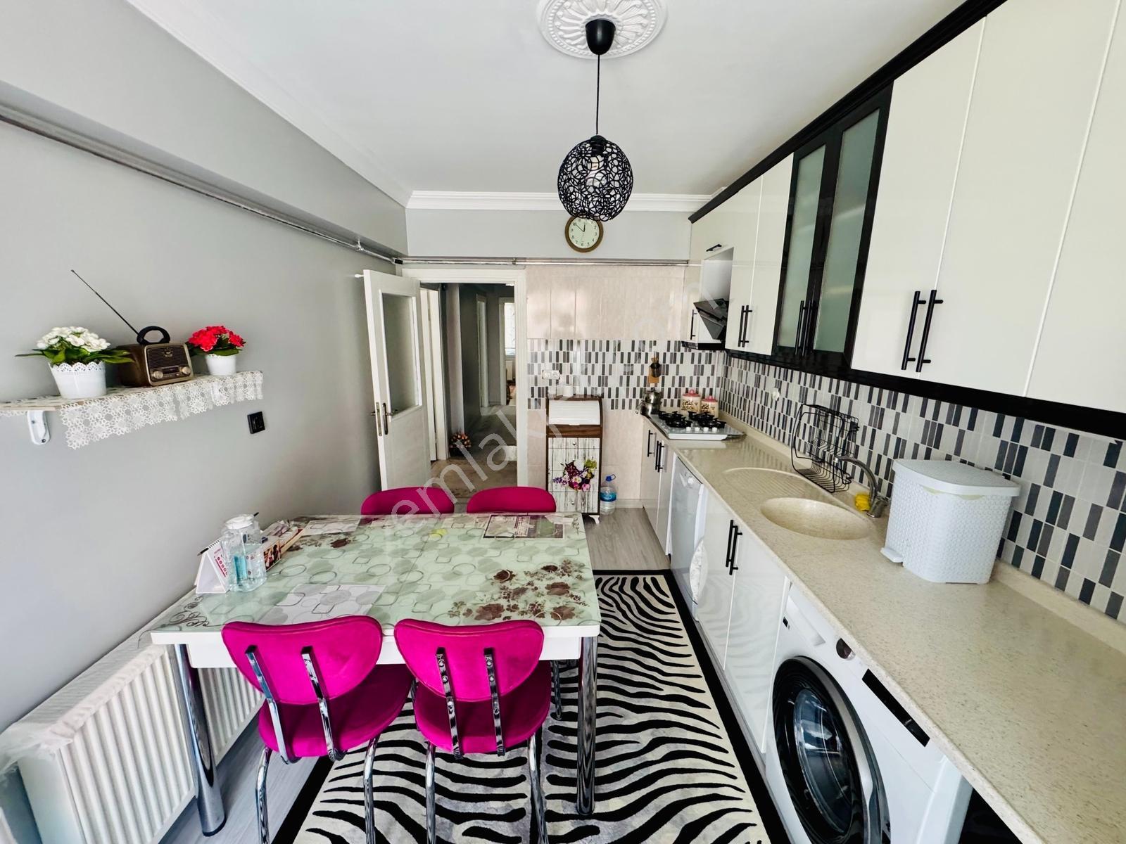 Seğmenlerde Satılık 4+1 170m2 Geniş Temiz Daire Güzel Konumda - Görsel 10