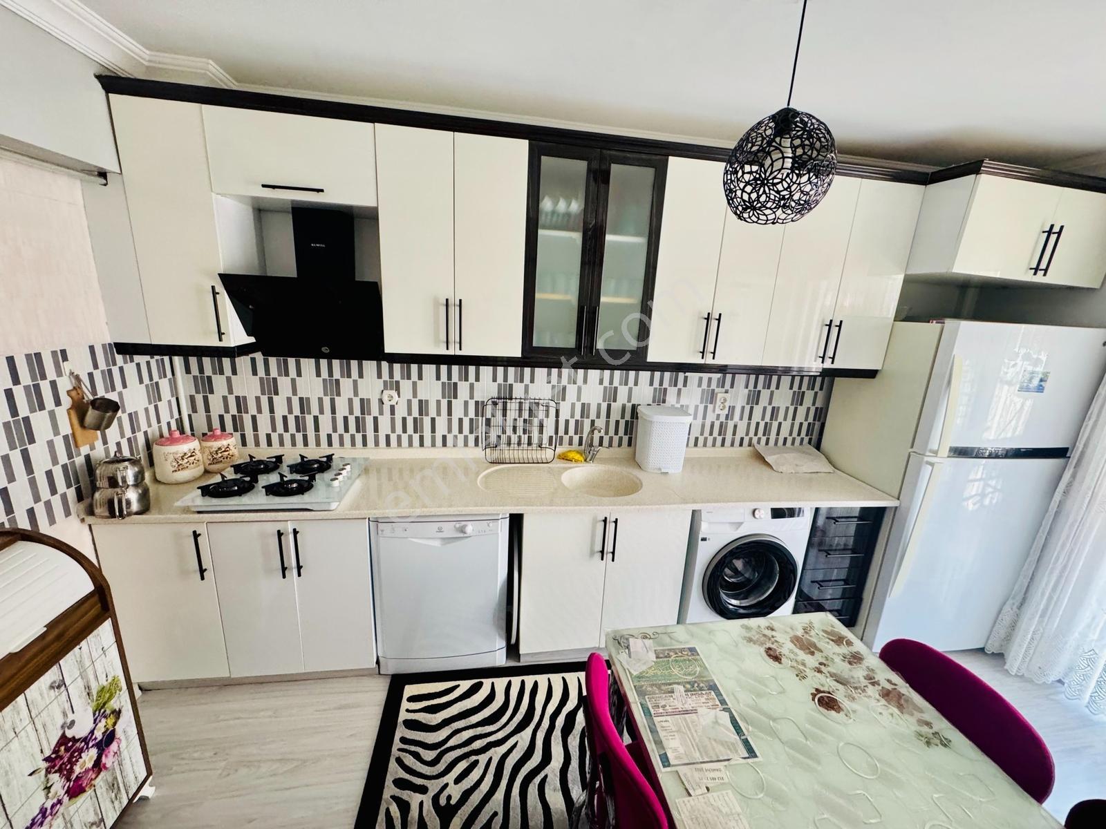 Seğmenlerde Satılık 4+1 170m2 Geniş Temiz Daire Güzel Konumda - Görsel 21
