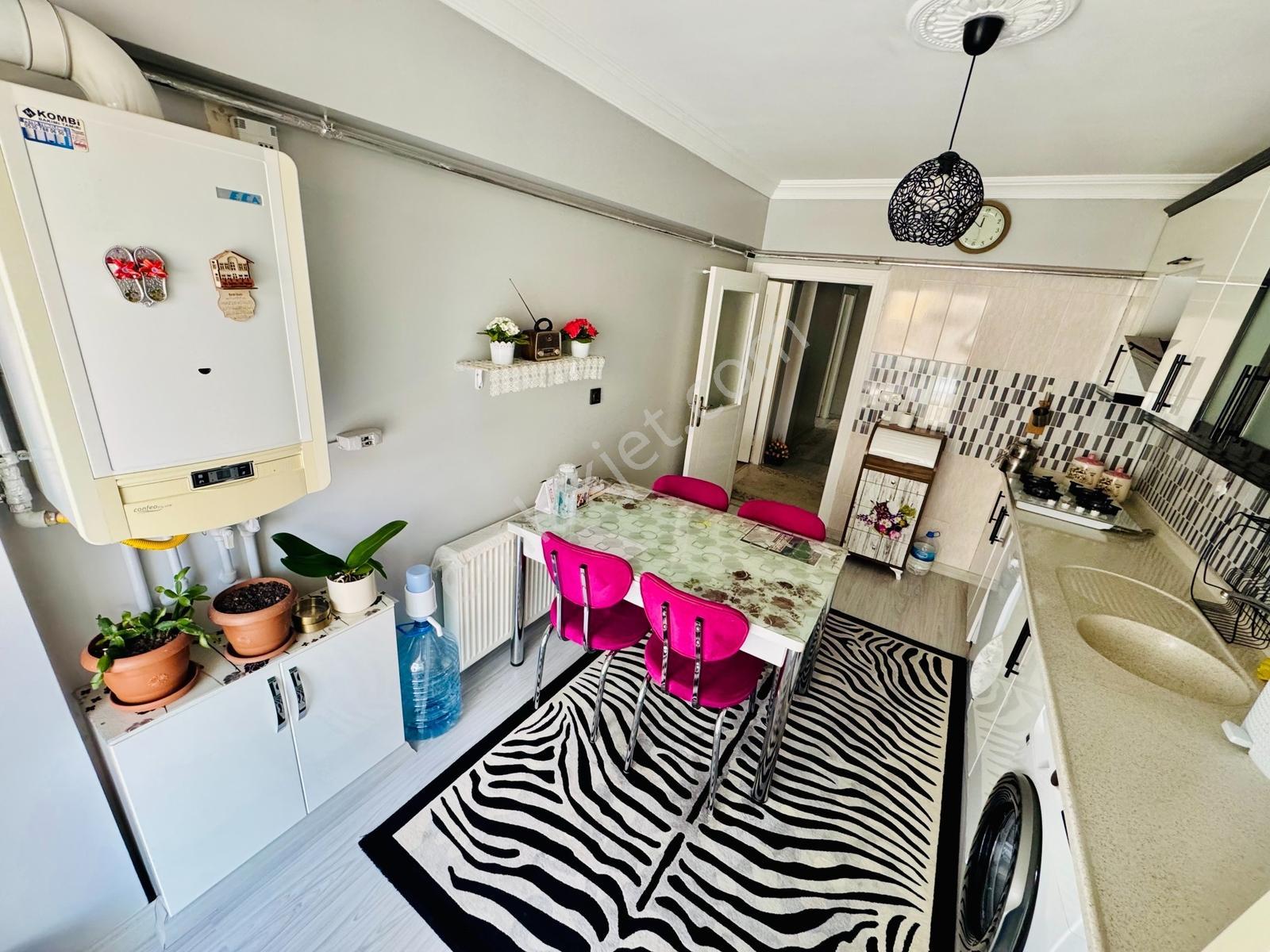 Seğmenlerde Satılık 4+1 170m2 Geniş Temiz Daire Güzel Konumda - Görsel 18