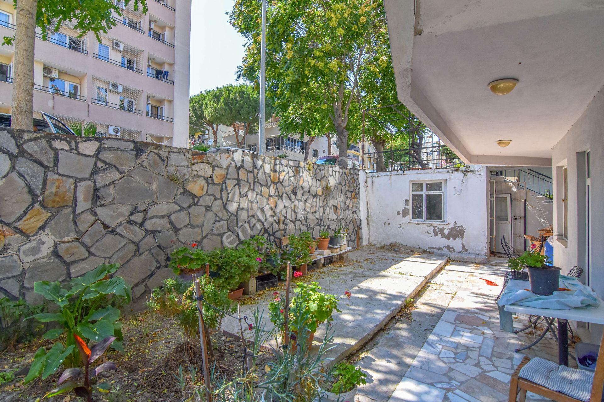 Kuşadası Merkezde Geniş Bahçeli 3+1 Giriş Katı Daire - Görsel 22