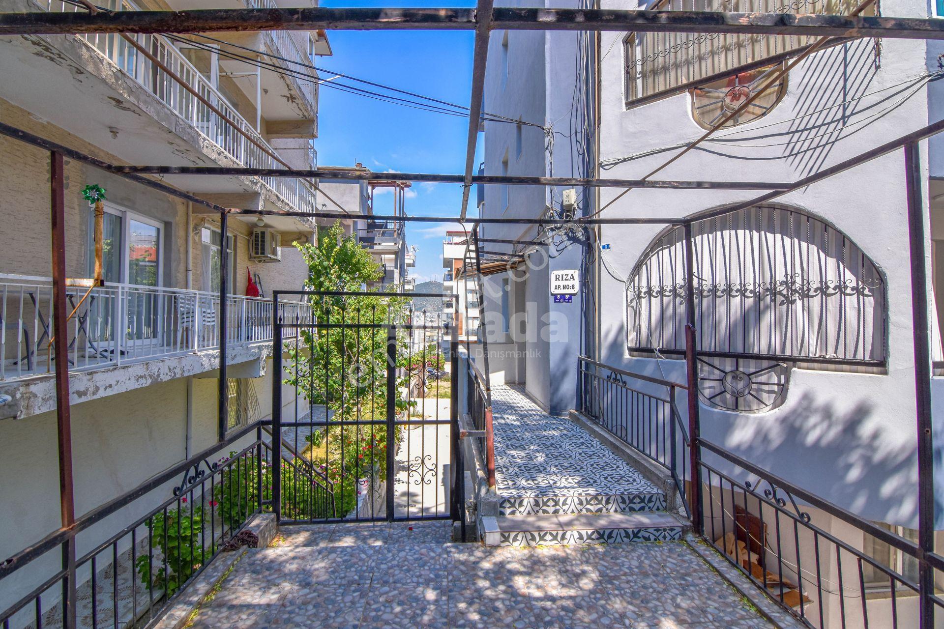 Kuşadası Merkezde Geniş Bahçeli 3+1 Giriş Katı Daire - Görsel 23