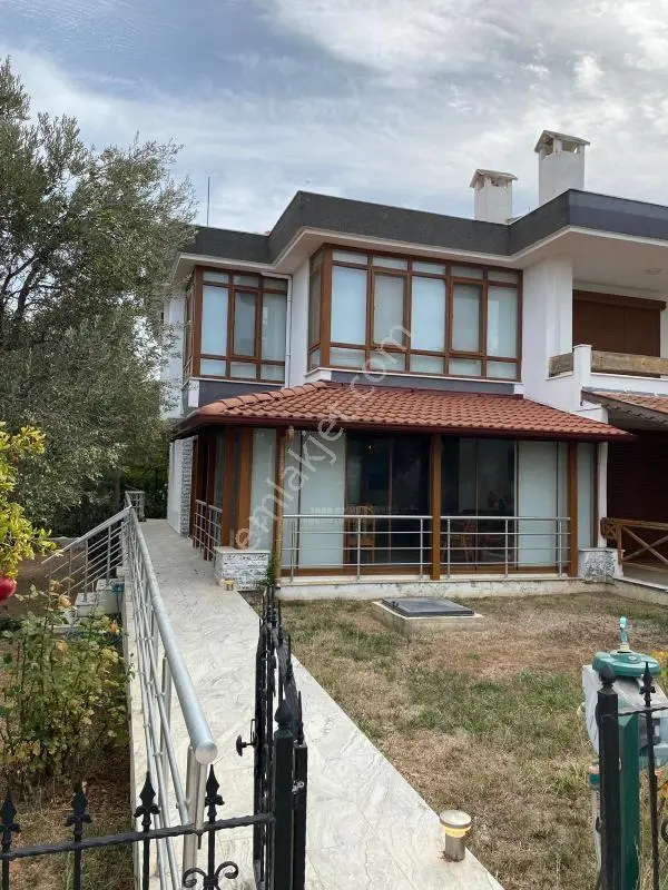 Ayvalık Mesut Kent Sitesi Sahile Çok Yakın Satılık Villa