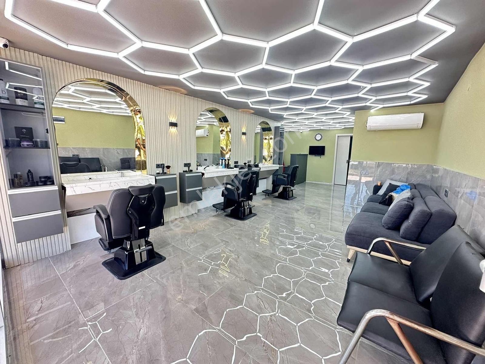 Bayraklı Smyrna Meydanın'da 85 M2 Lüx Erkek Berberi