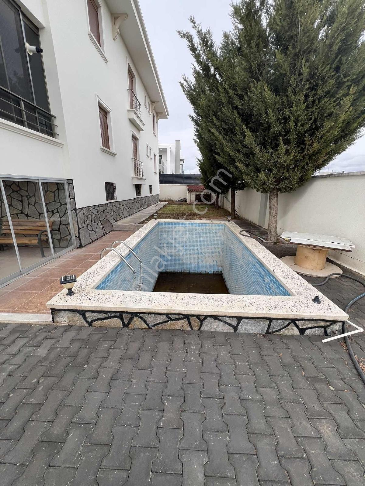 Çiftlik Mahallesinde Havuzlu, Çift Daireli Lüks Villa - Görsel 54