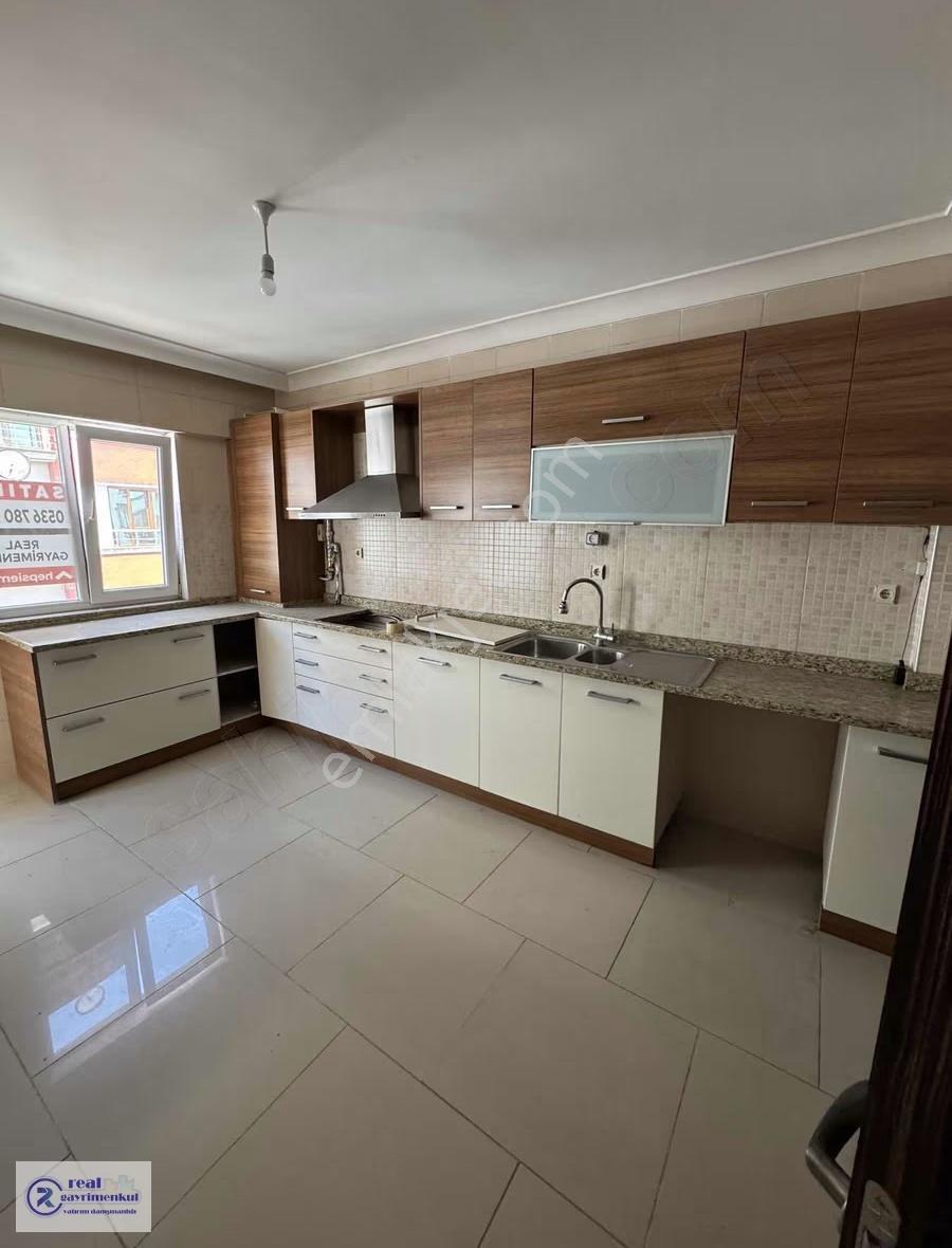 Muhittin Mahallesinde Satılık Site İçi 3+1 Daire