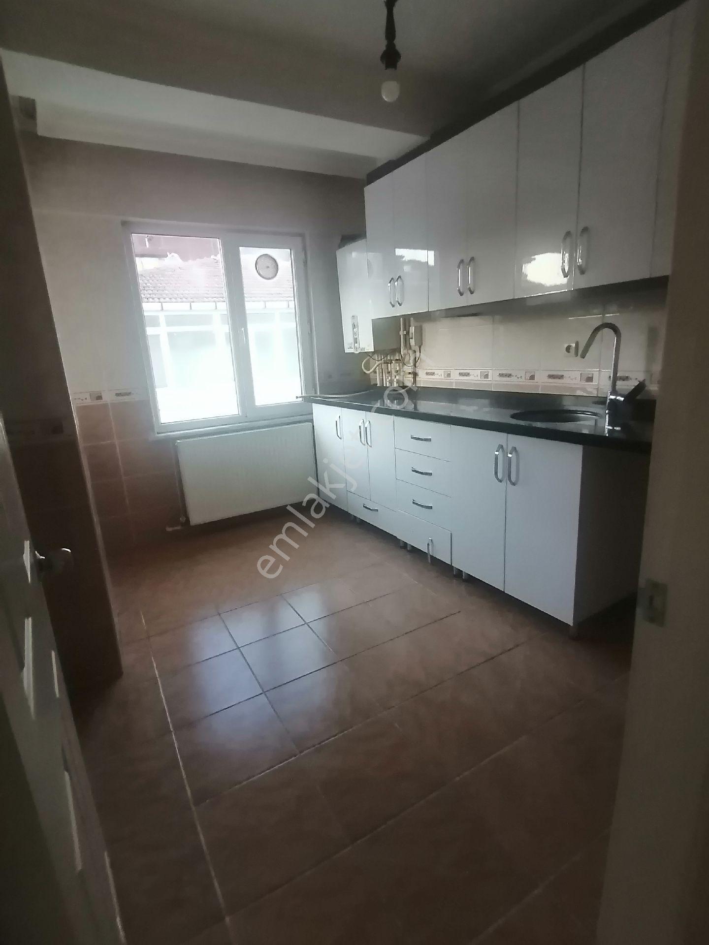 Ümraniye Armağanevler Mahallesi Havuz Sokak 2.kat 2+1 90 Metre Balkonlu Boyalı Kiralık Daire Ev - Görsel 6