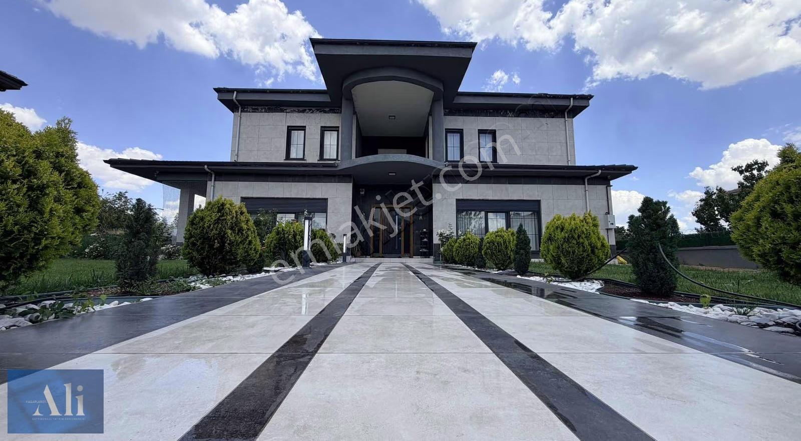 Ali Kasaplargil'den Karahüyük Mahallesin'de Geniş Villa