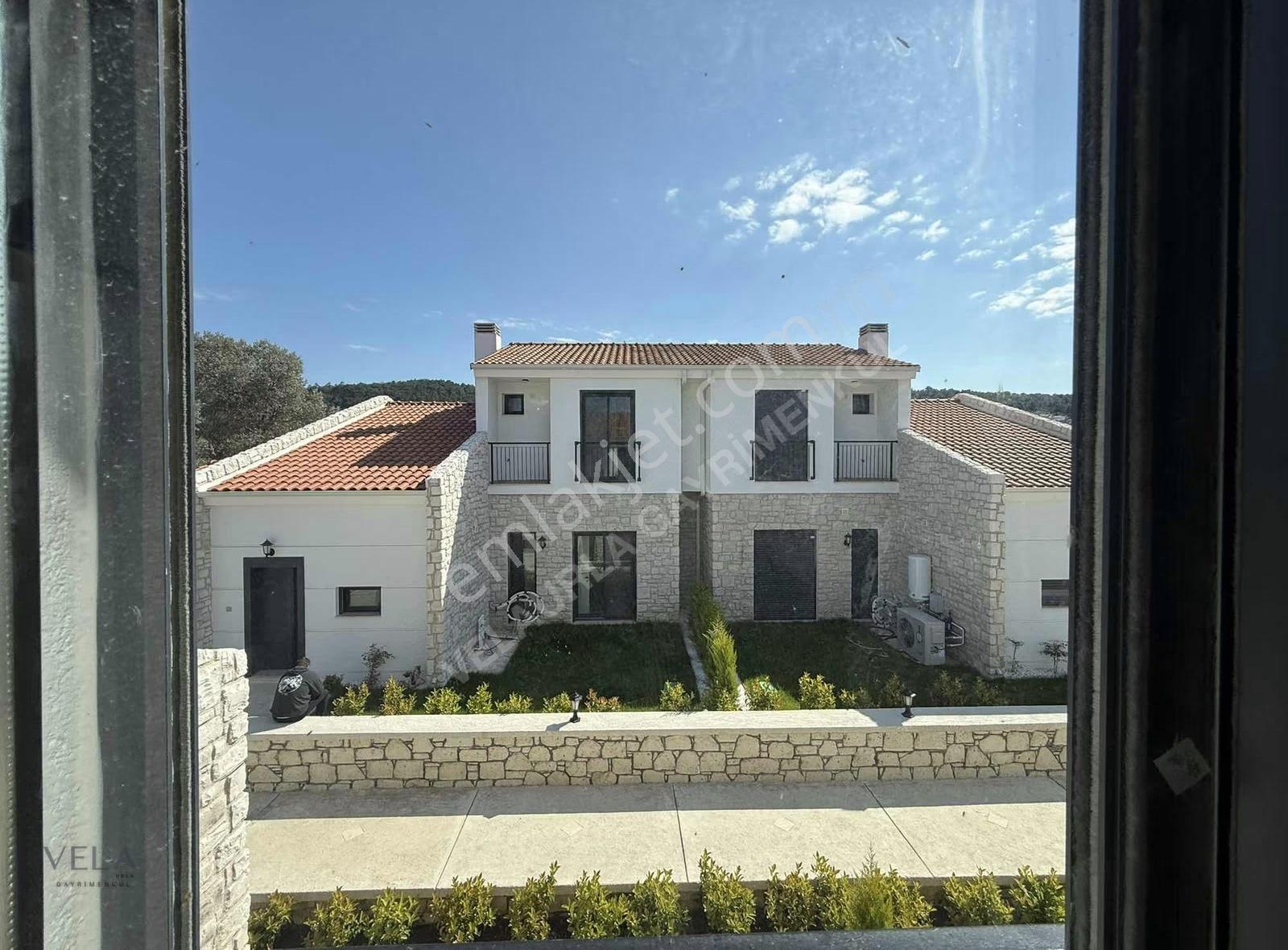 Urla Uzunkuyu'da Kiralık 2+1 Bahçeli Sıfır Lüks Villa - Görsel 13