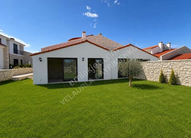 Urla Uzunkuyu'da Kiralık 2+1 Bahçeli Sıfır Lüks Villa - Görsel 10