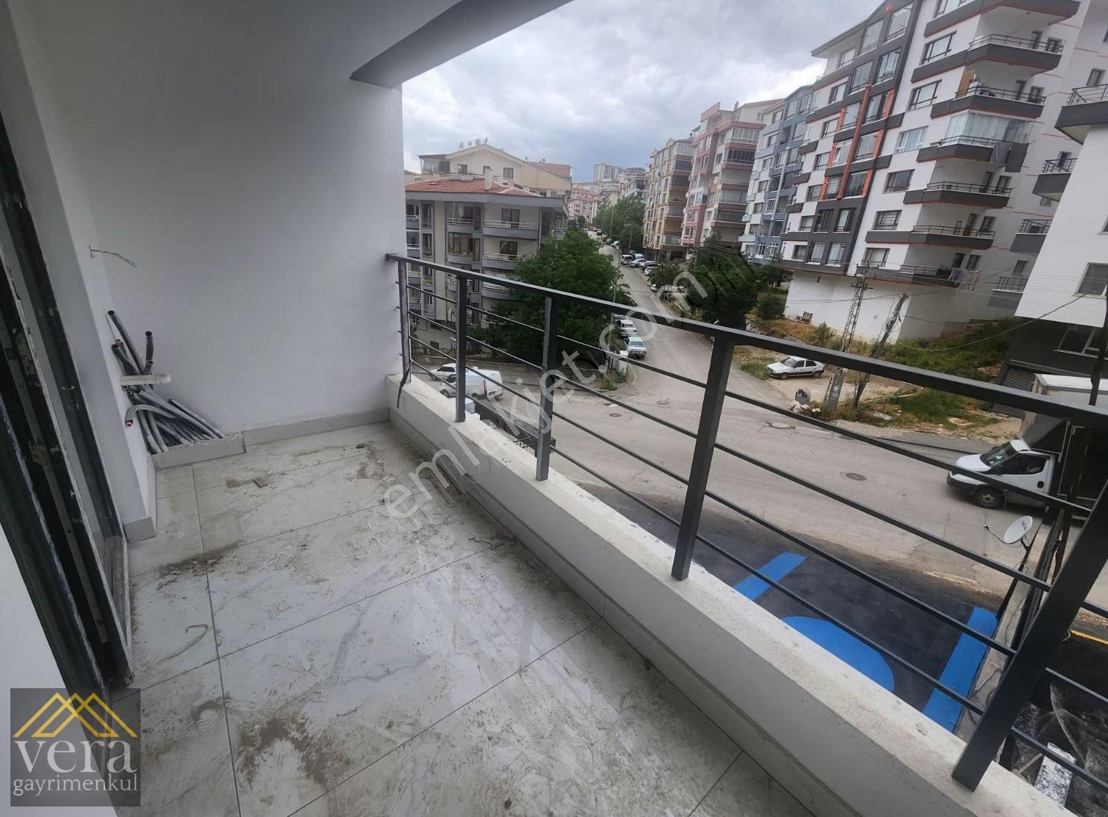 Ön Cephe Giyinme Odalı Kat Konumunda Sıfır Cadde Yakını 3+1 - Görsel 17