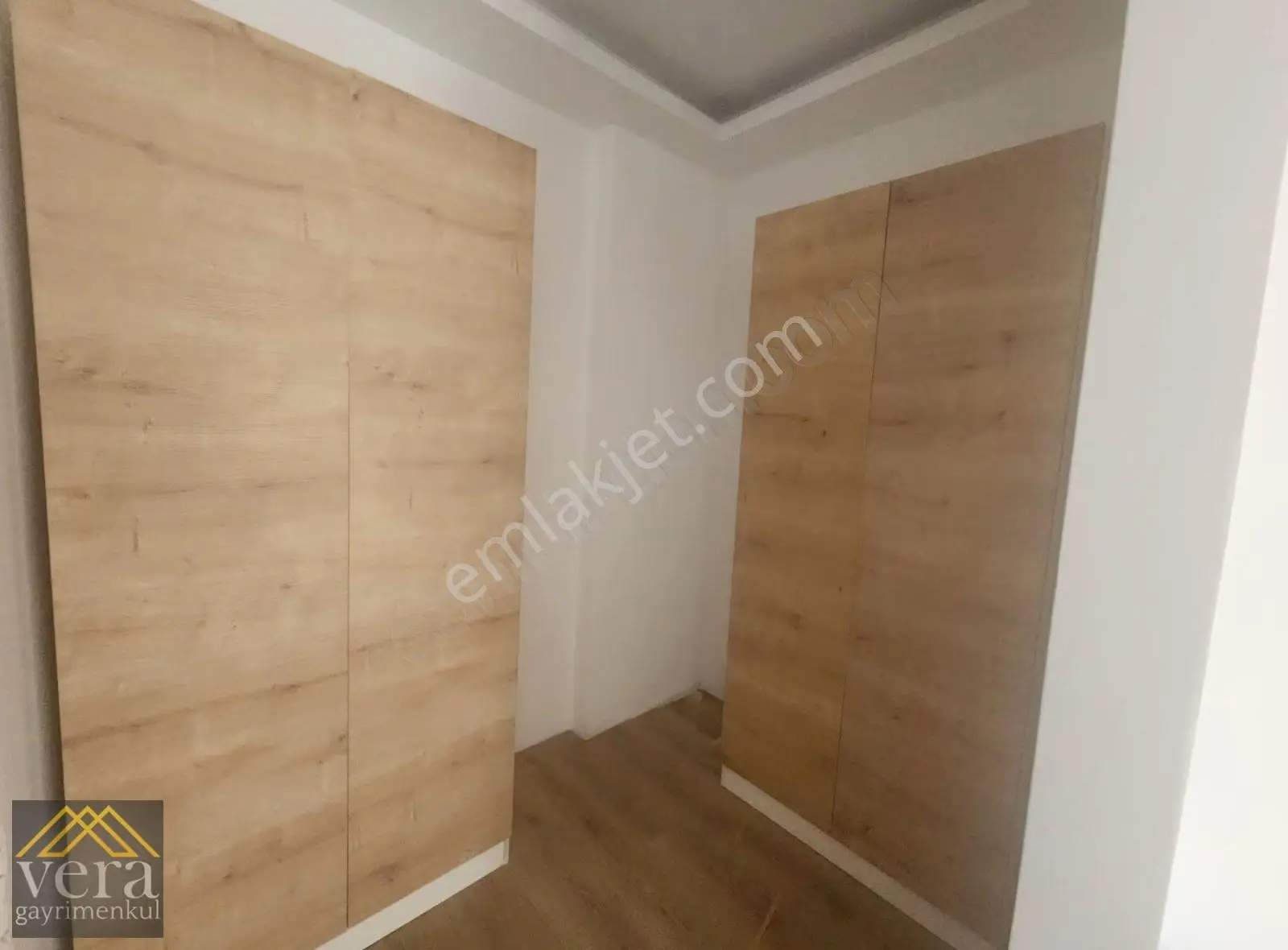 Ön Cephe Giyinme Odalı Kat Konumunda Sıfır Cadde Yakını 3+1 - Görsel 4
