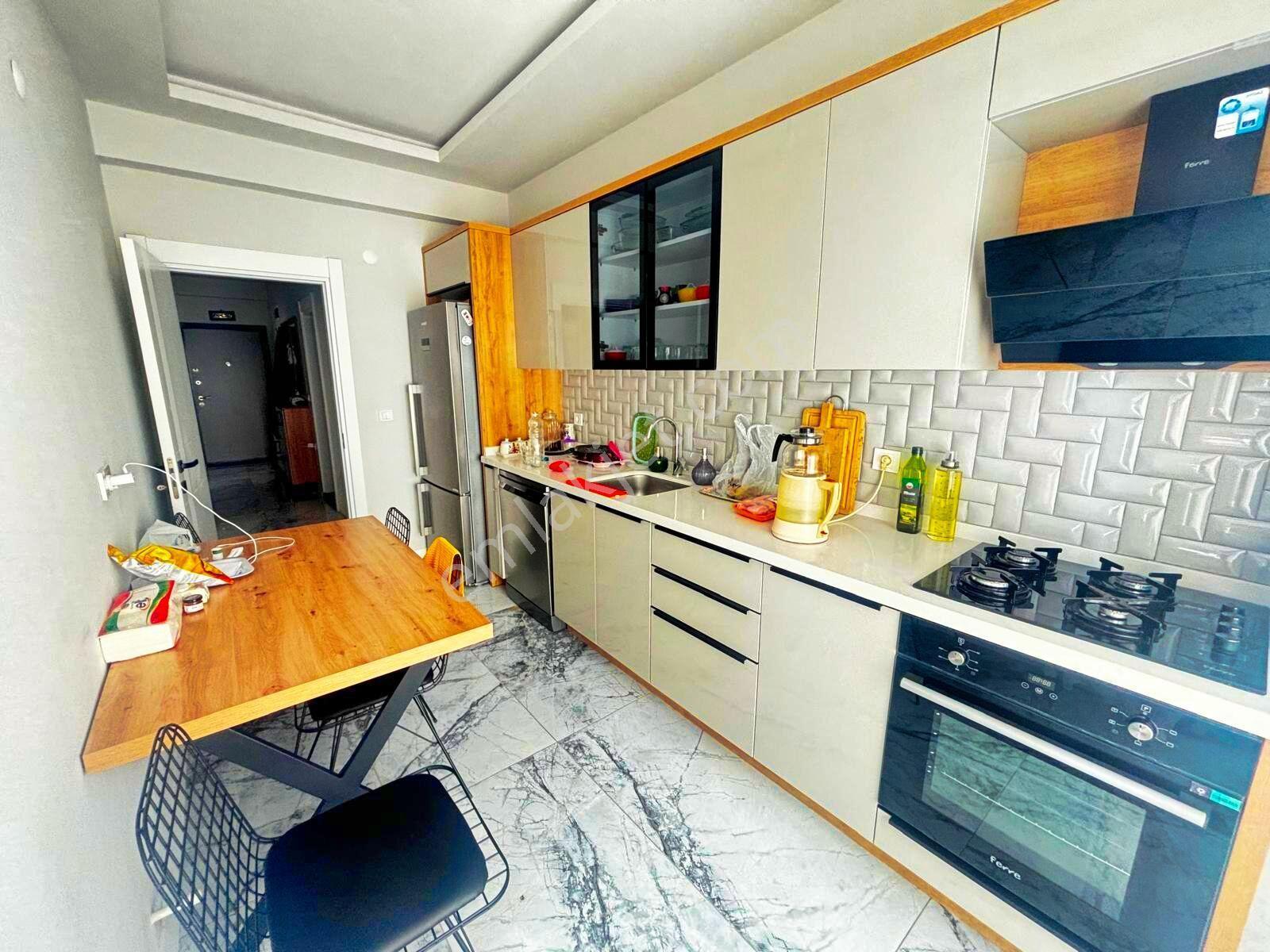 Aktif'ten Akçay'da Satılık Ayrı Mutfaklı Ön Cephe Arakat Asansörlü 2+1 Daire