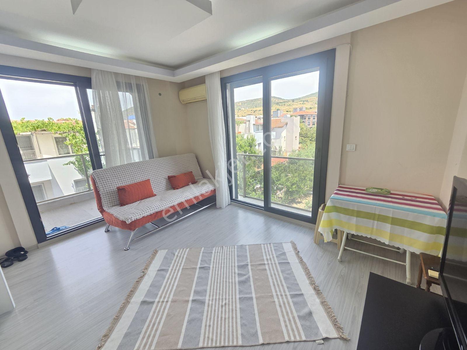 Yenifoça'da Merkeze Yakın Eşyalı Kiralık 1+1 Daire