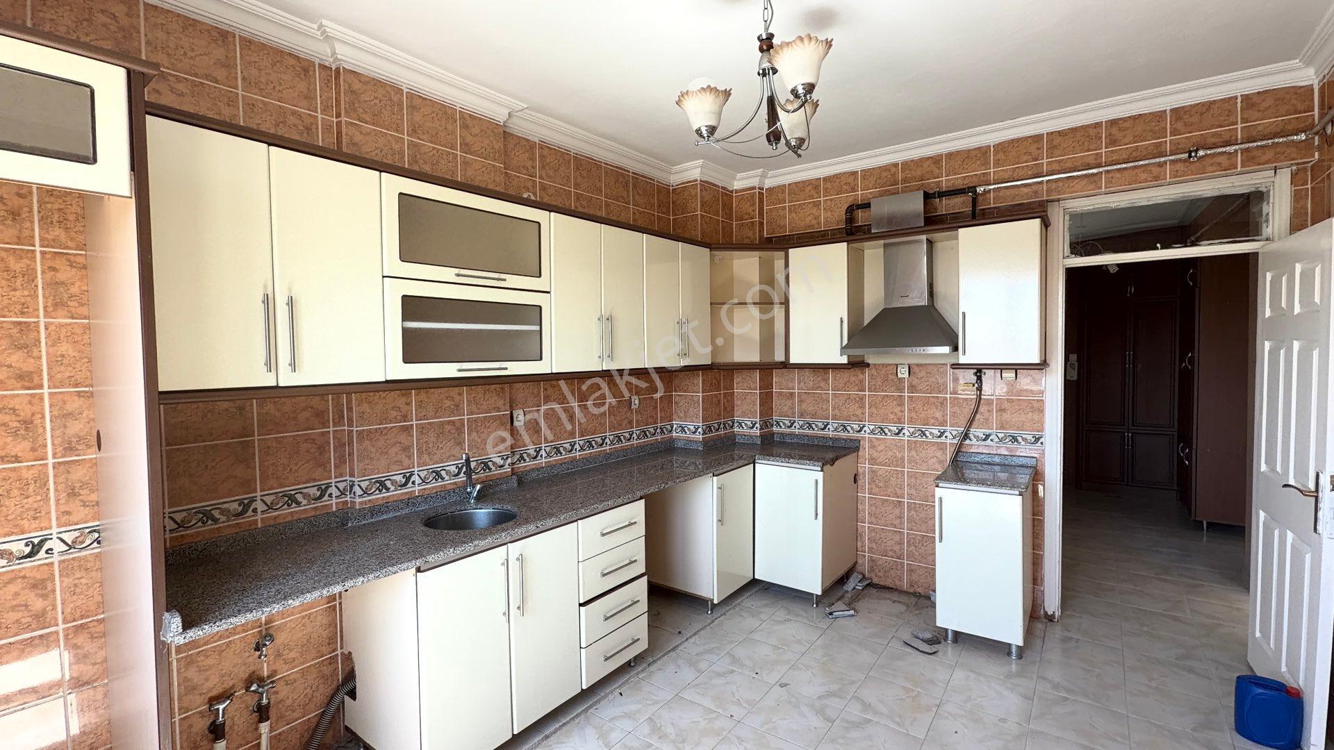 Bkc ‘den Karşıyaka’da 3+1 Kiralık Ara Kat Köşebaşı Havalesiz - Görsel 3