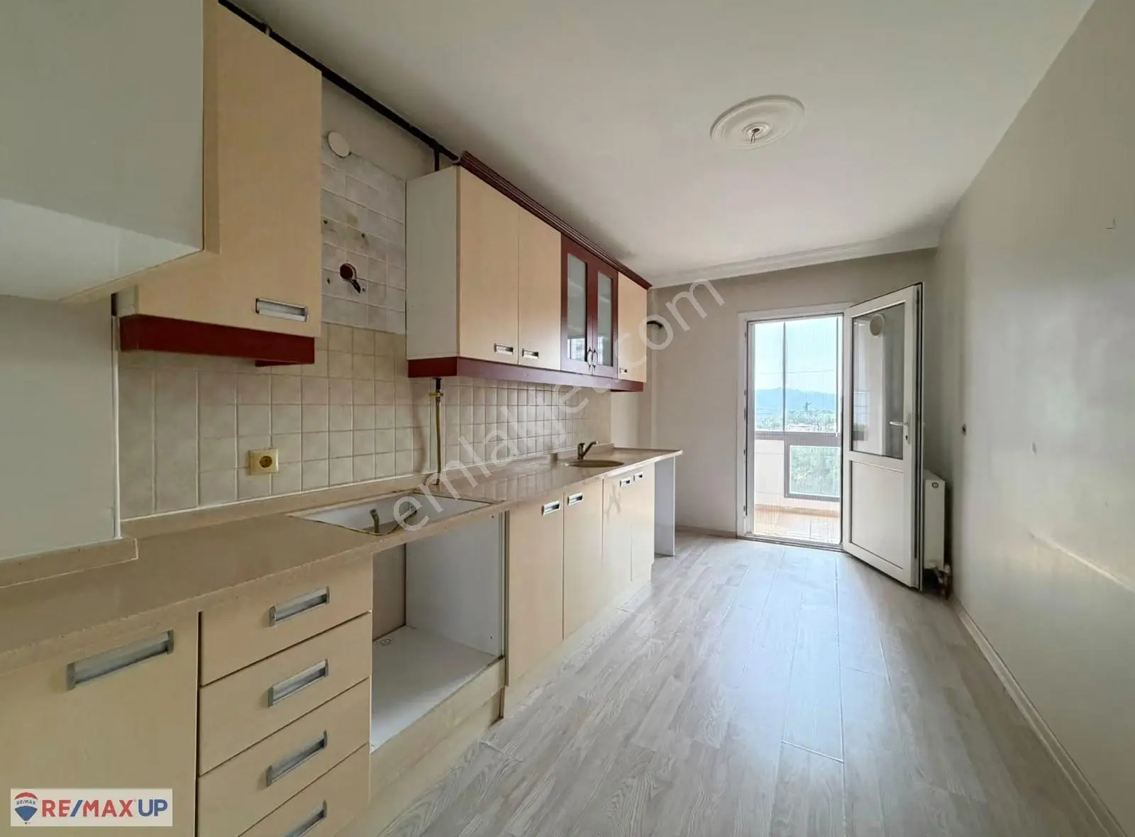 Buca Belediye Konutları Sitesi'nde Manzaralı Satılık 3+1 Daire - Görsel 2